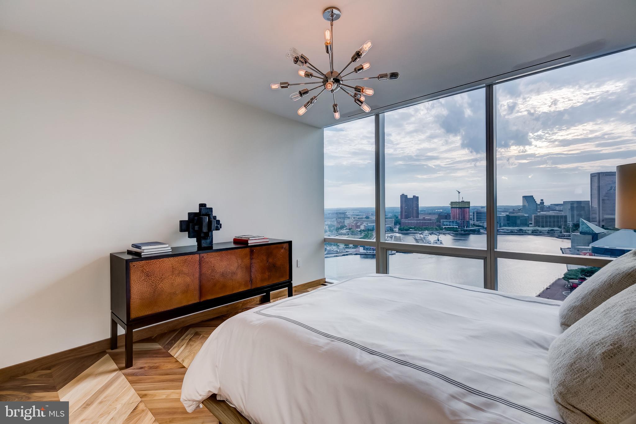 FOUR SEASONS PRIVATE RESIDENCES - Residential