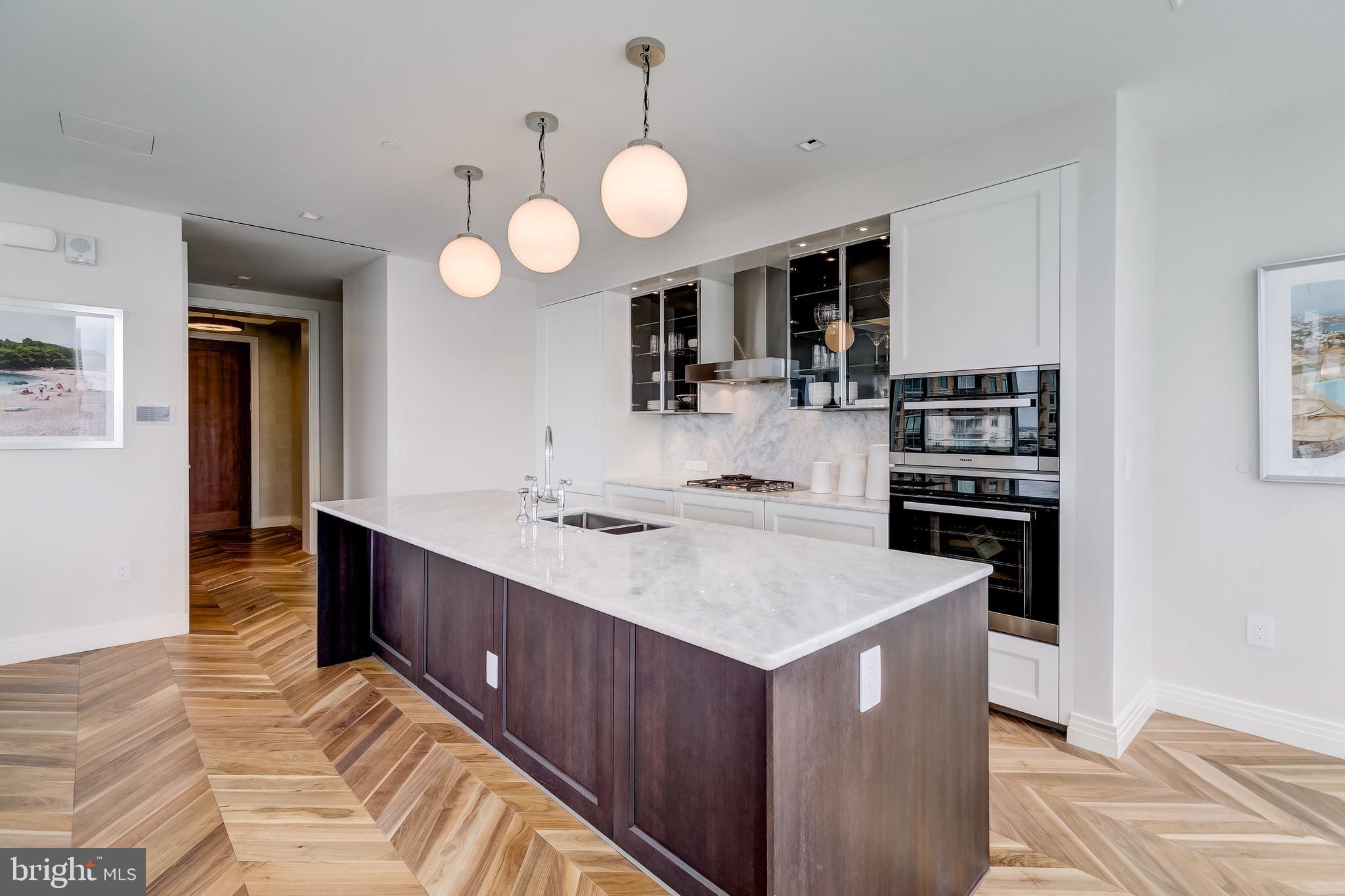 FOUR SEASONS PRIVATE RESIDENCES - Residential