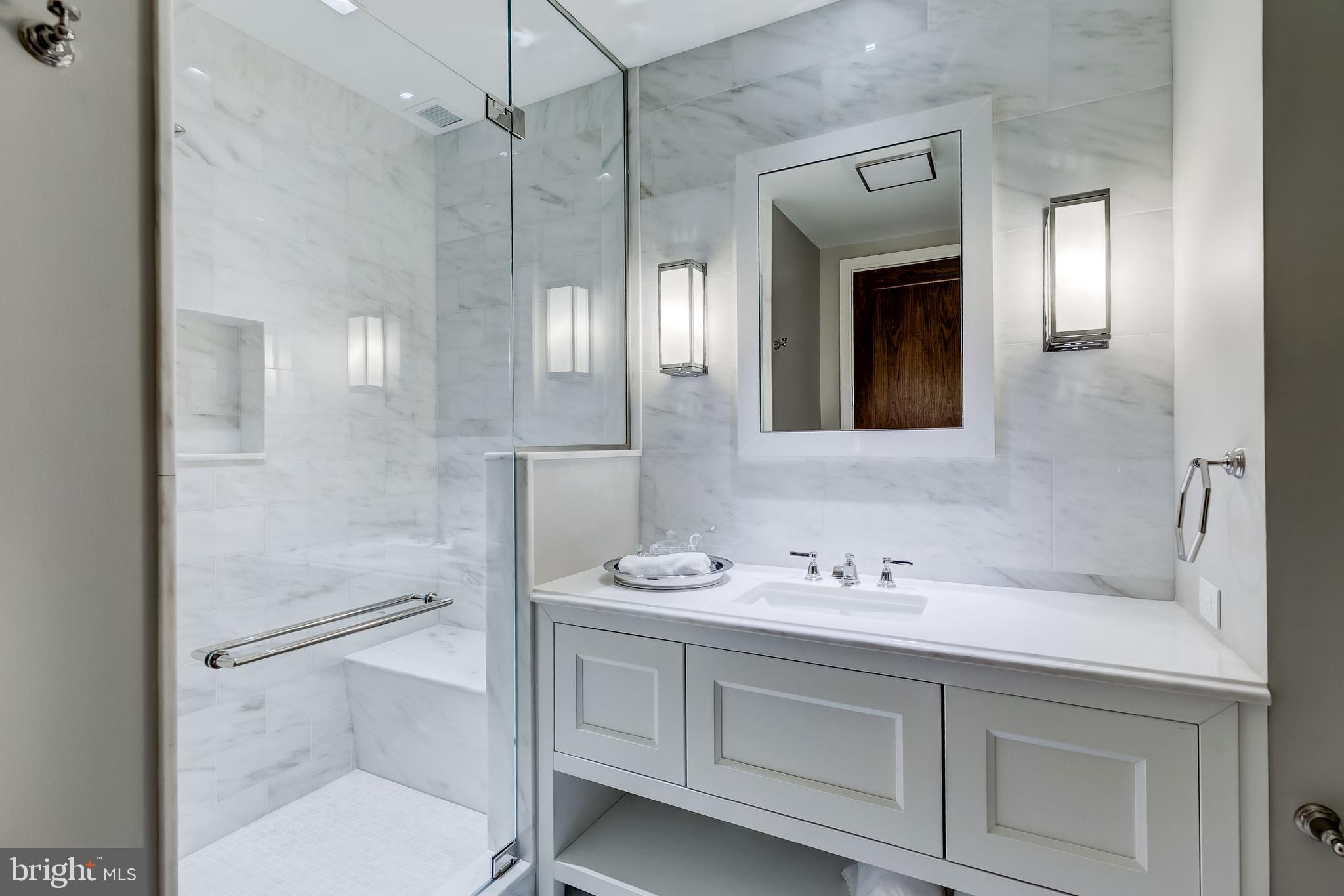 FOUR SEASONS PRIVATE RESIDENCES - Residential