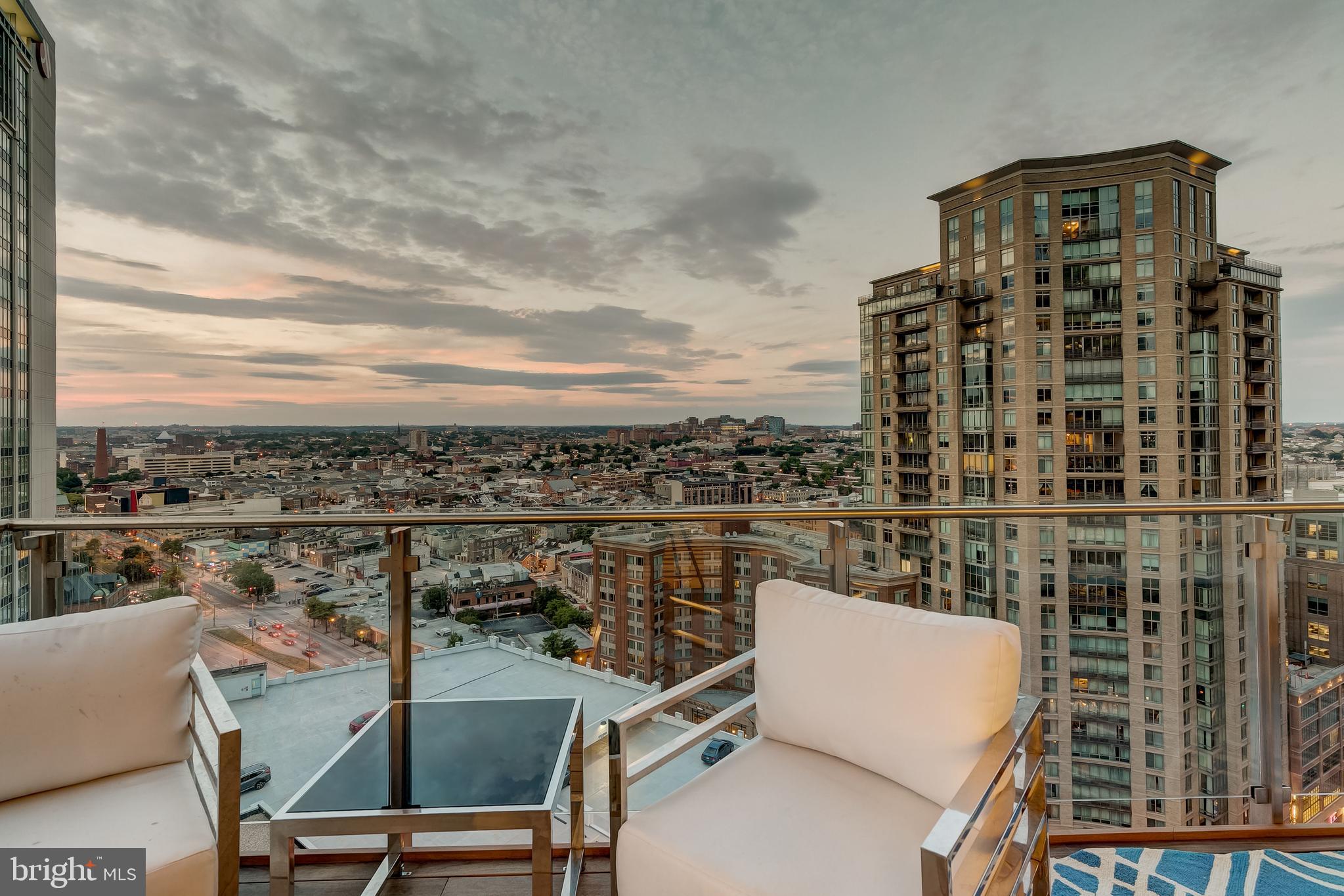 FOUR SEASONS PRIVATE RESIDENCES - Residential