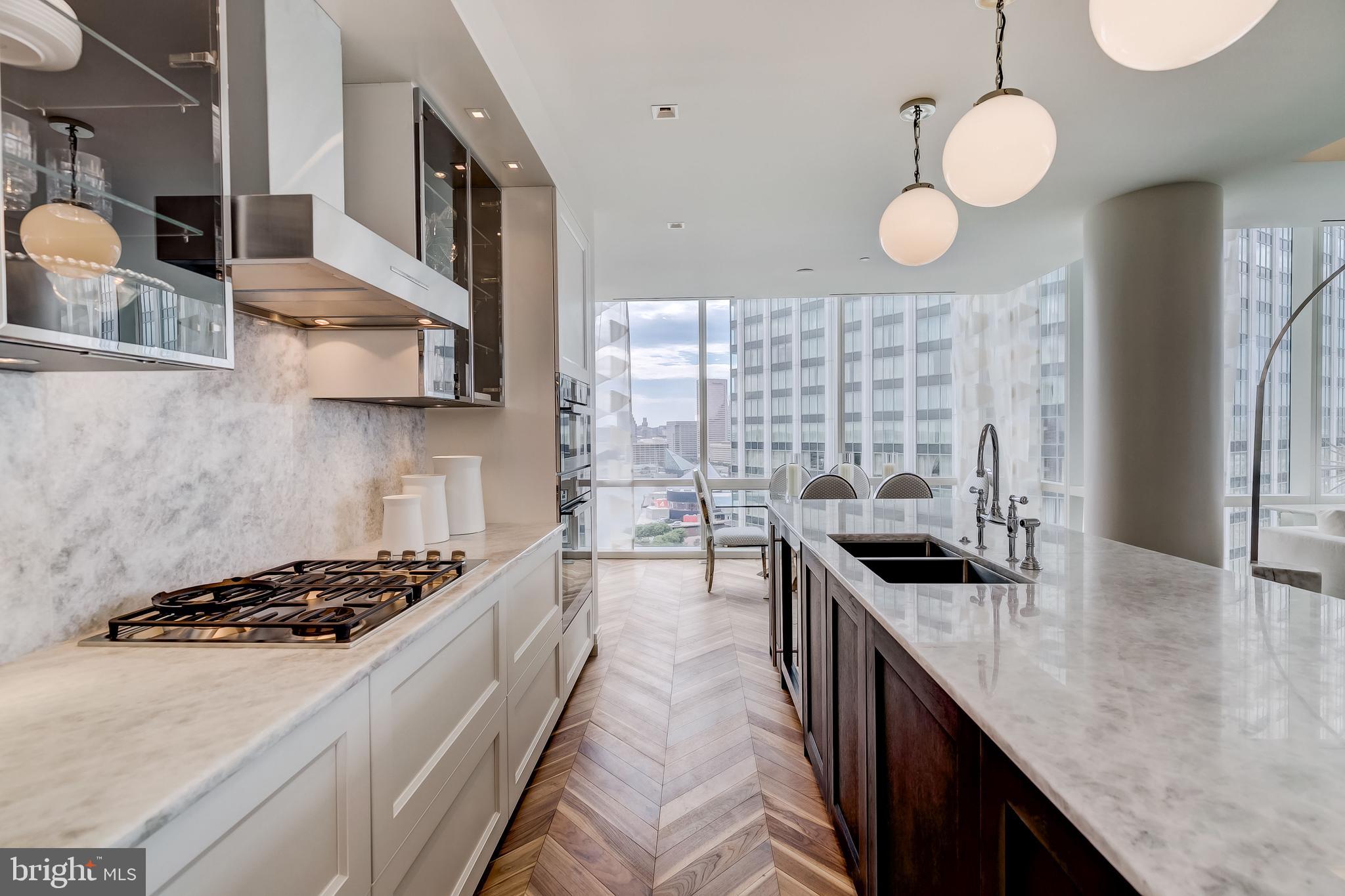 FOUR SEASONS PRIVATE RESIDENCES - Residential