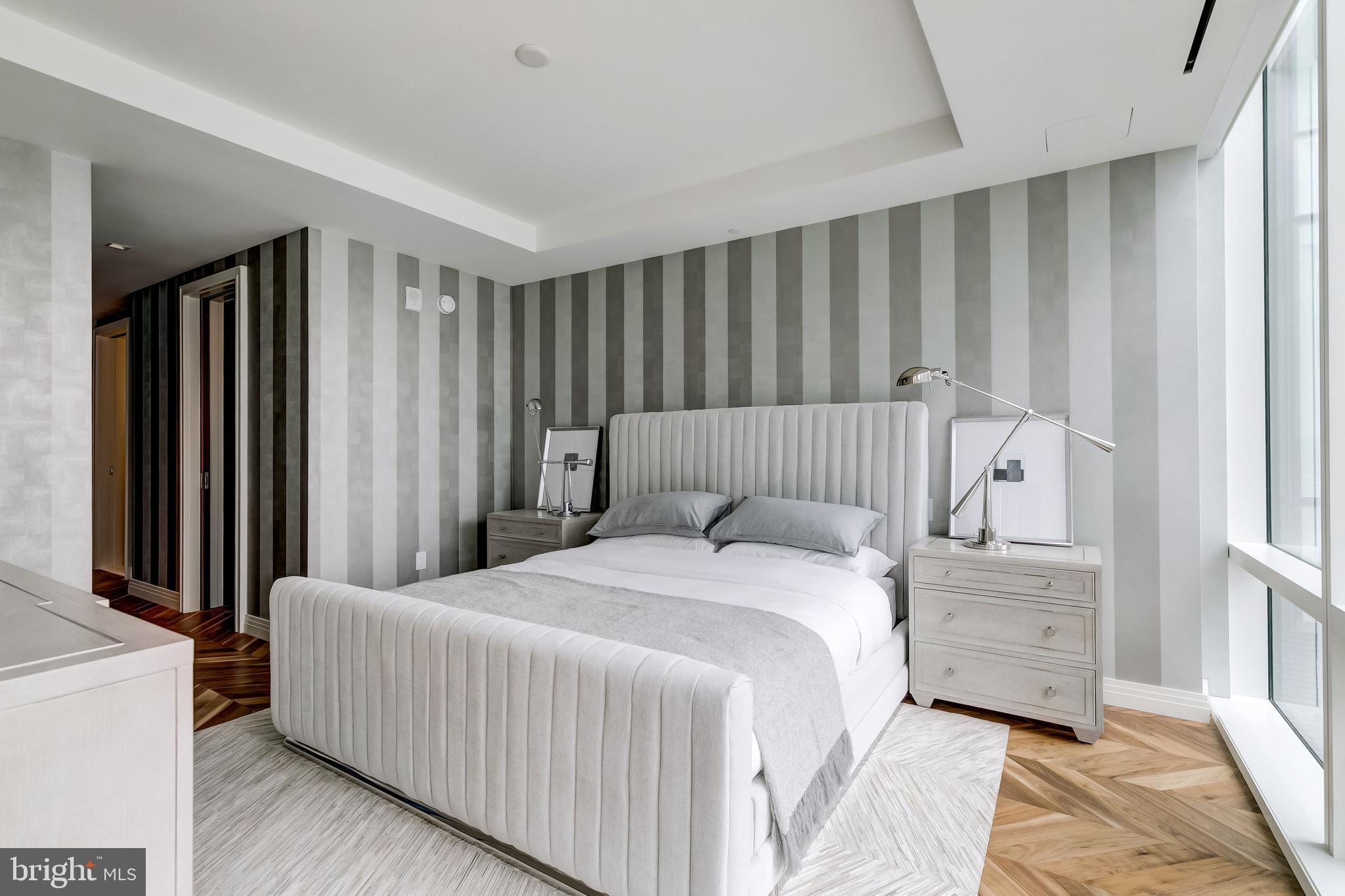 FOUR SEASONS PRIVATE RESIDENCES - Residential