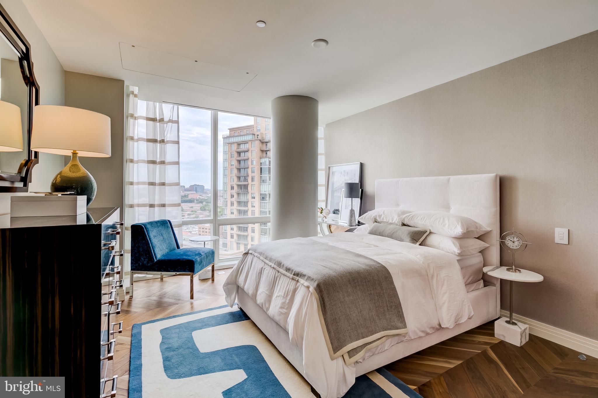 FOUR SEASONS PRIVATE RESIDENCES - Residential