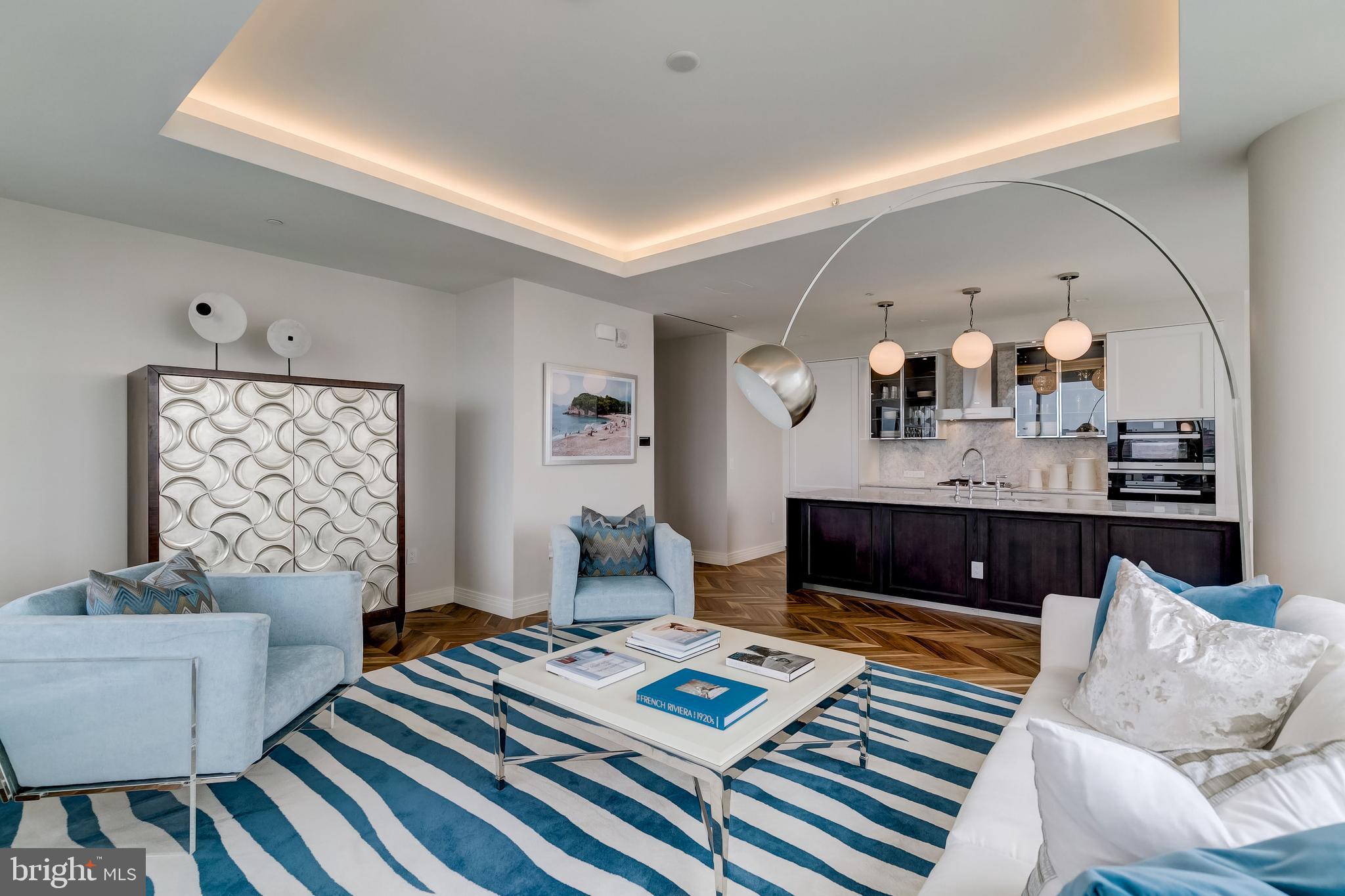 FOUR SEASONS PRIVATE RESIDENCES - Residential