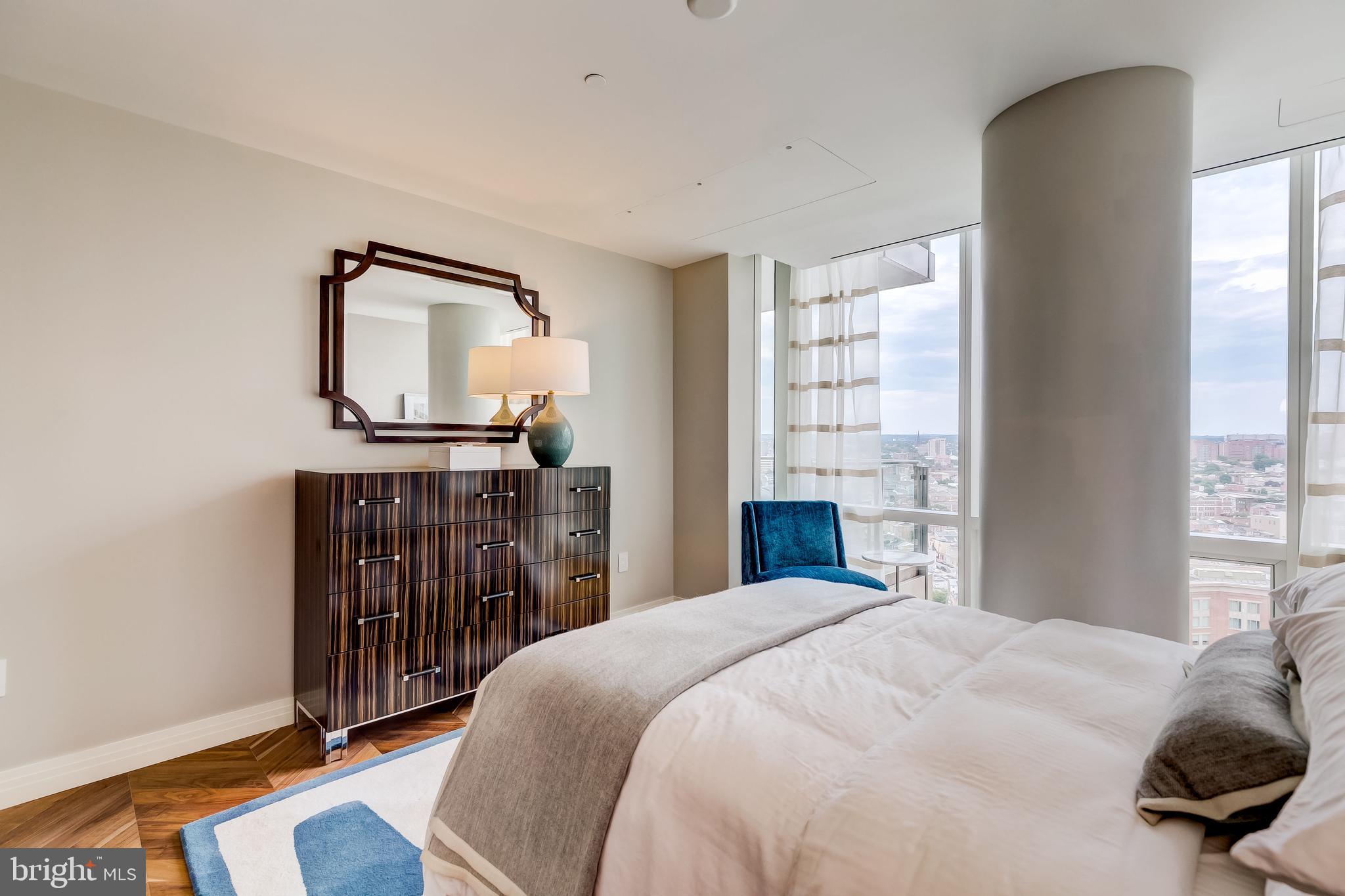 FOUR SEASONS PRIVATE RESIDENCES - Residential