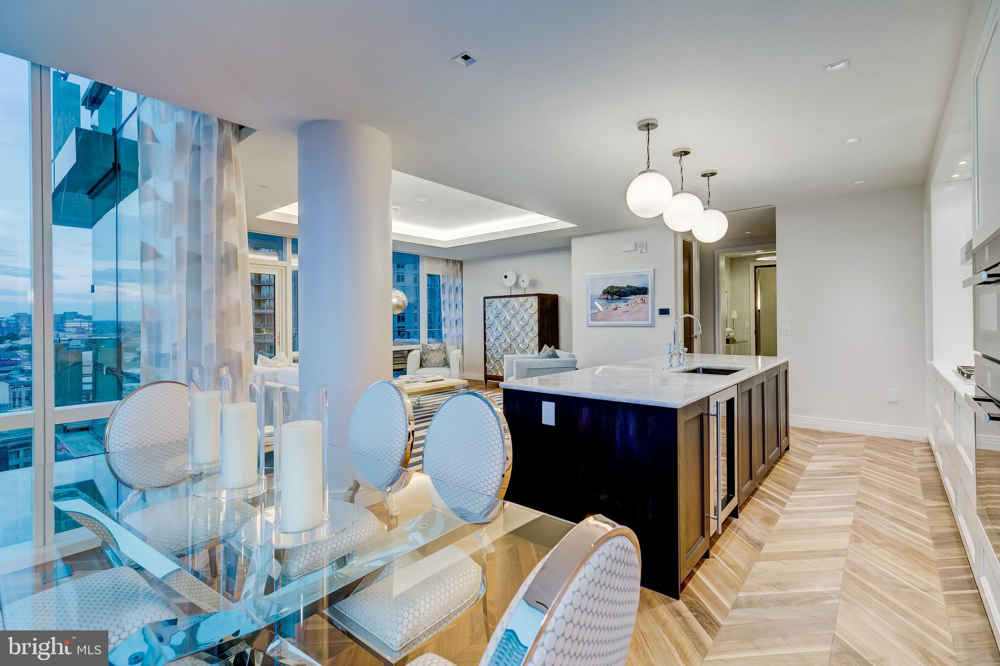 FOUR SEASONS PRIVATE RESIDENCES - Residential