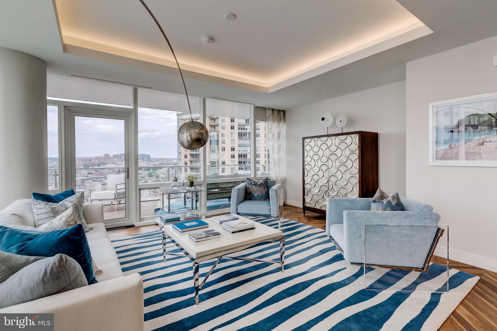 FOUR SEASONS PRIVATE RESIDENCES - Residential