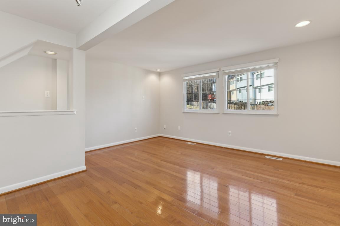 D EVEREUX WEST - Residential