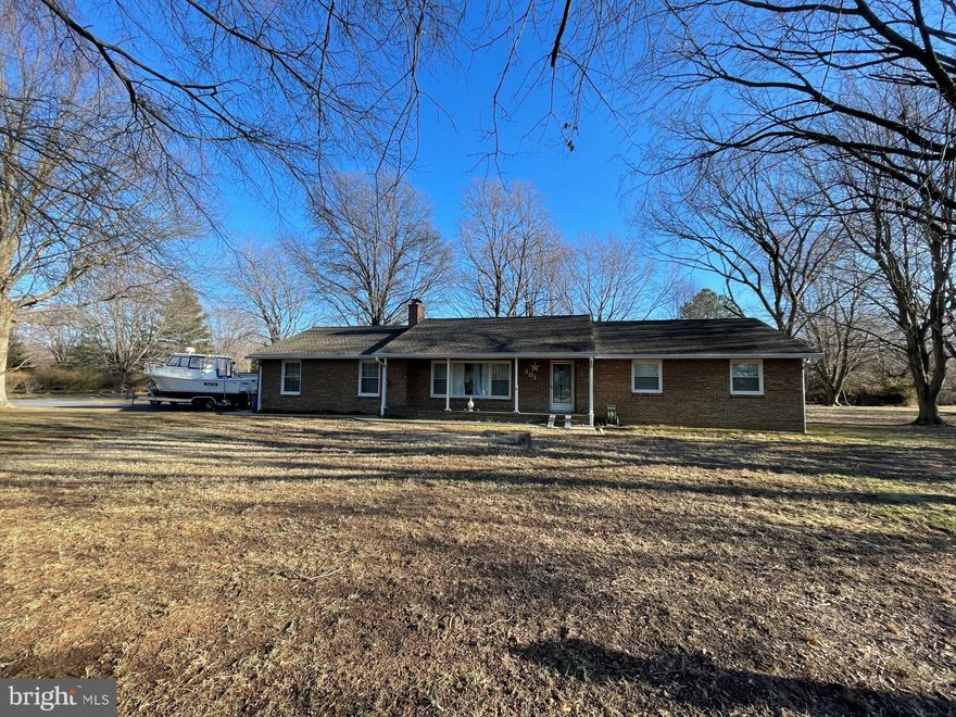 Welcome to the highly sought after, water oriented, community of Tower Gardens! This home is situated on over 1 acre of land. Lots of trees and the home is set back from the road. This home features 3 bedrooms, 2 full bathrooms, dining room, Florida room, and more! Just shy of 1,700 sq ft this is the ideal home to sit back and relax next to the wood burning fireplace! The master bedroom features a fully updated bathroom with walk in shower. The community of Tower Gardens has, a ball field, playground, private boat ramp, and a private beach!!! Hurry to this home before it's gone!