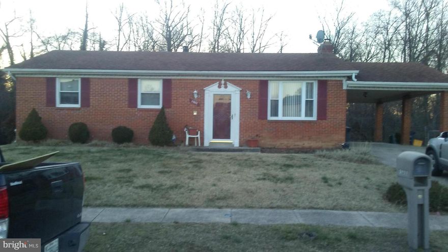 4Br, 2.5 Baths in Clinton, large eatin kitchen, separate dining room, fireplace on lower level with bedroom and separate workout room!!!!!!!!