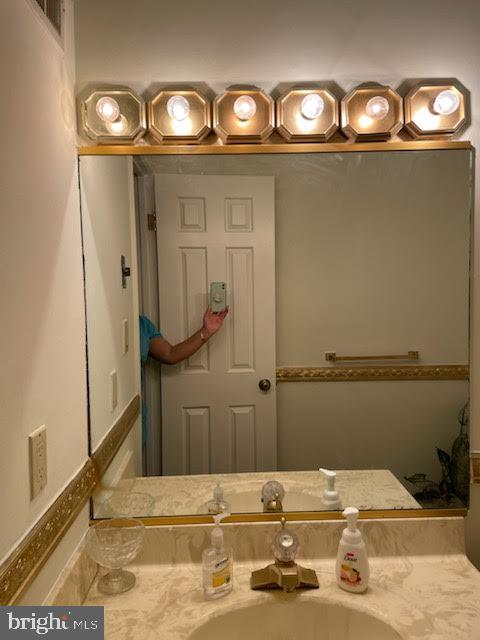 LAKESIDE VILLAS - Residential