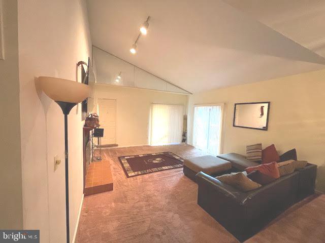 LAKESIDE VILLAS - Residential