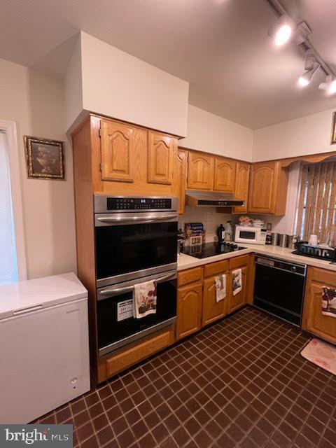 LAKESIDE VILLAS - Residential