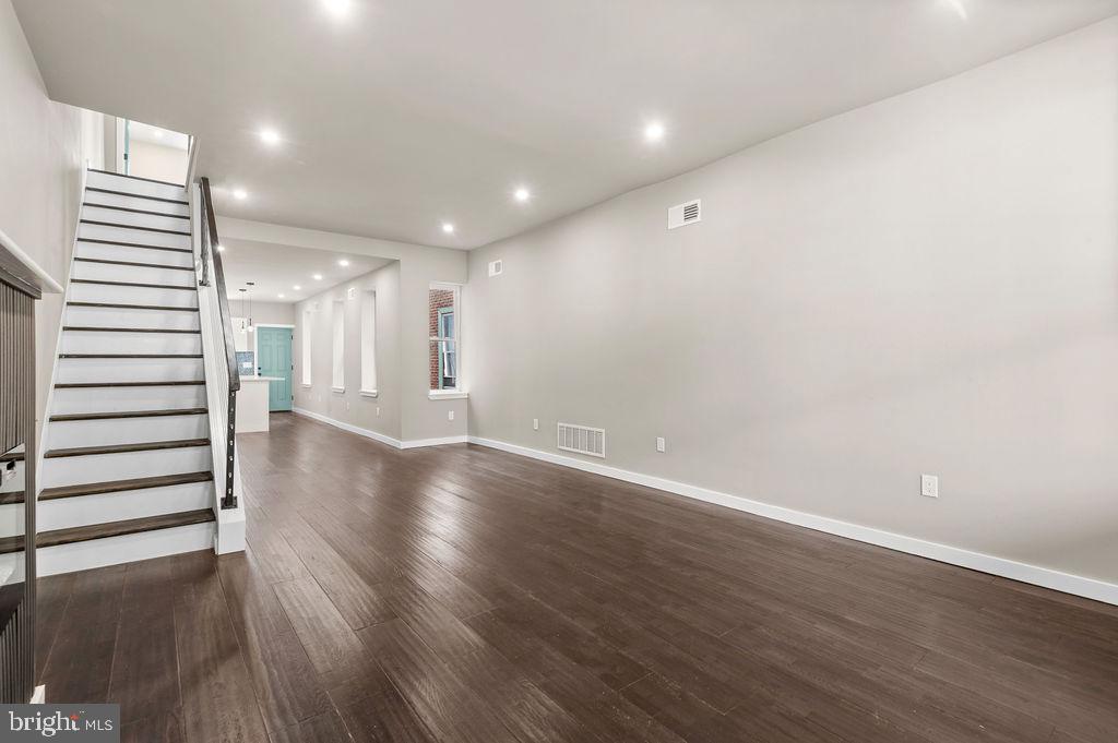 3371 EMERALD STREET