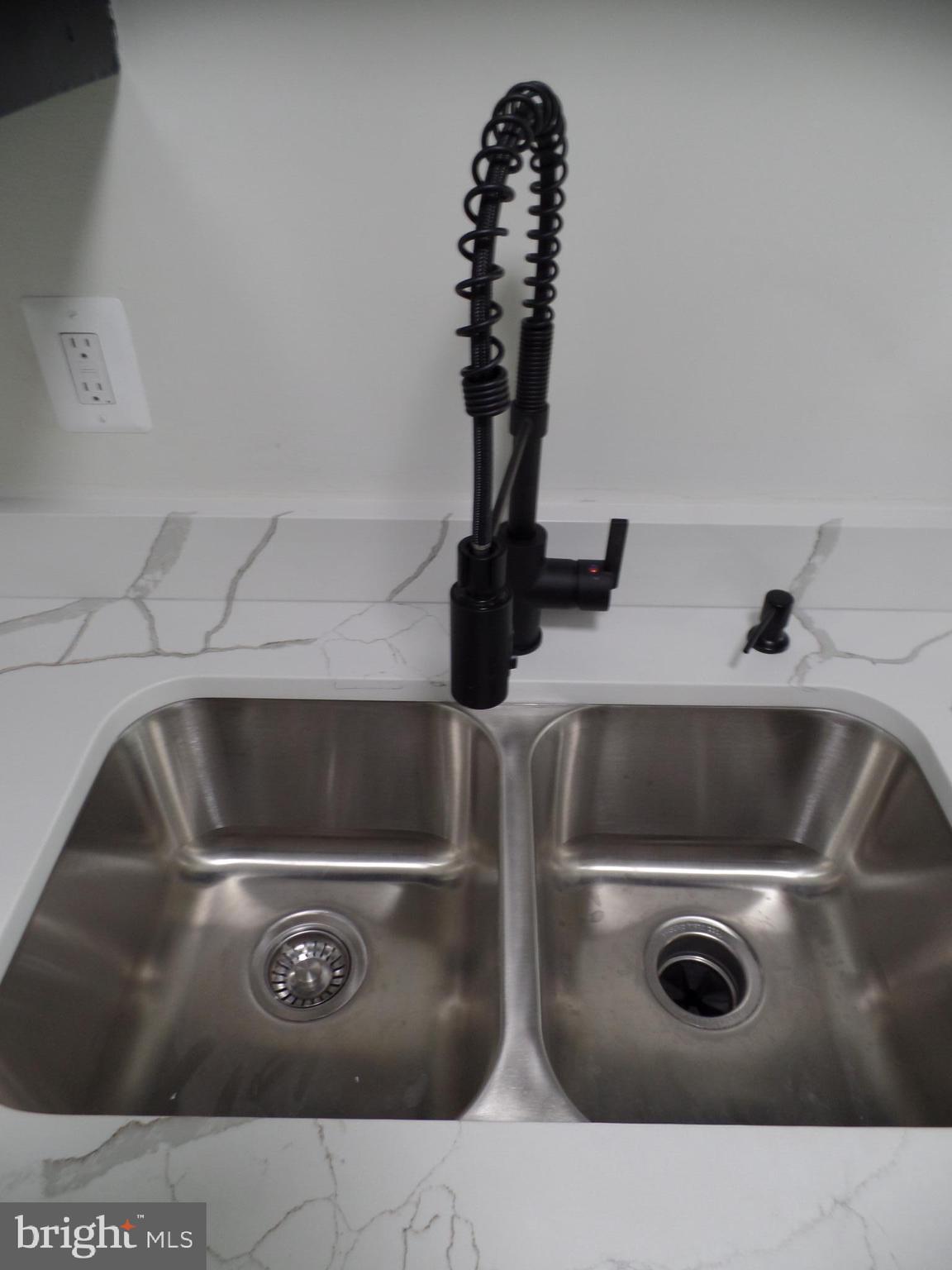 1126 BARNABY TERRACE SE