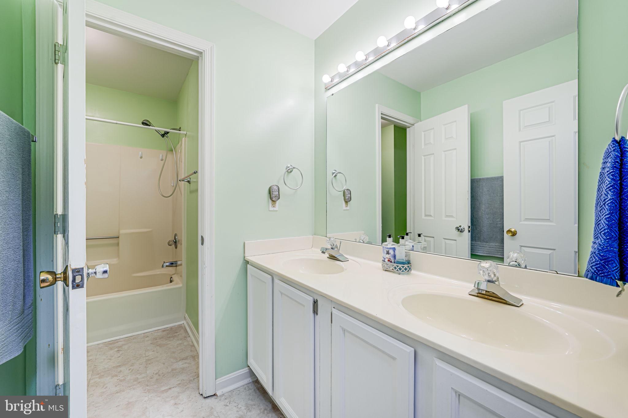 COUNTRY CLUB LAKE - Residential