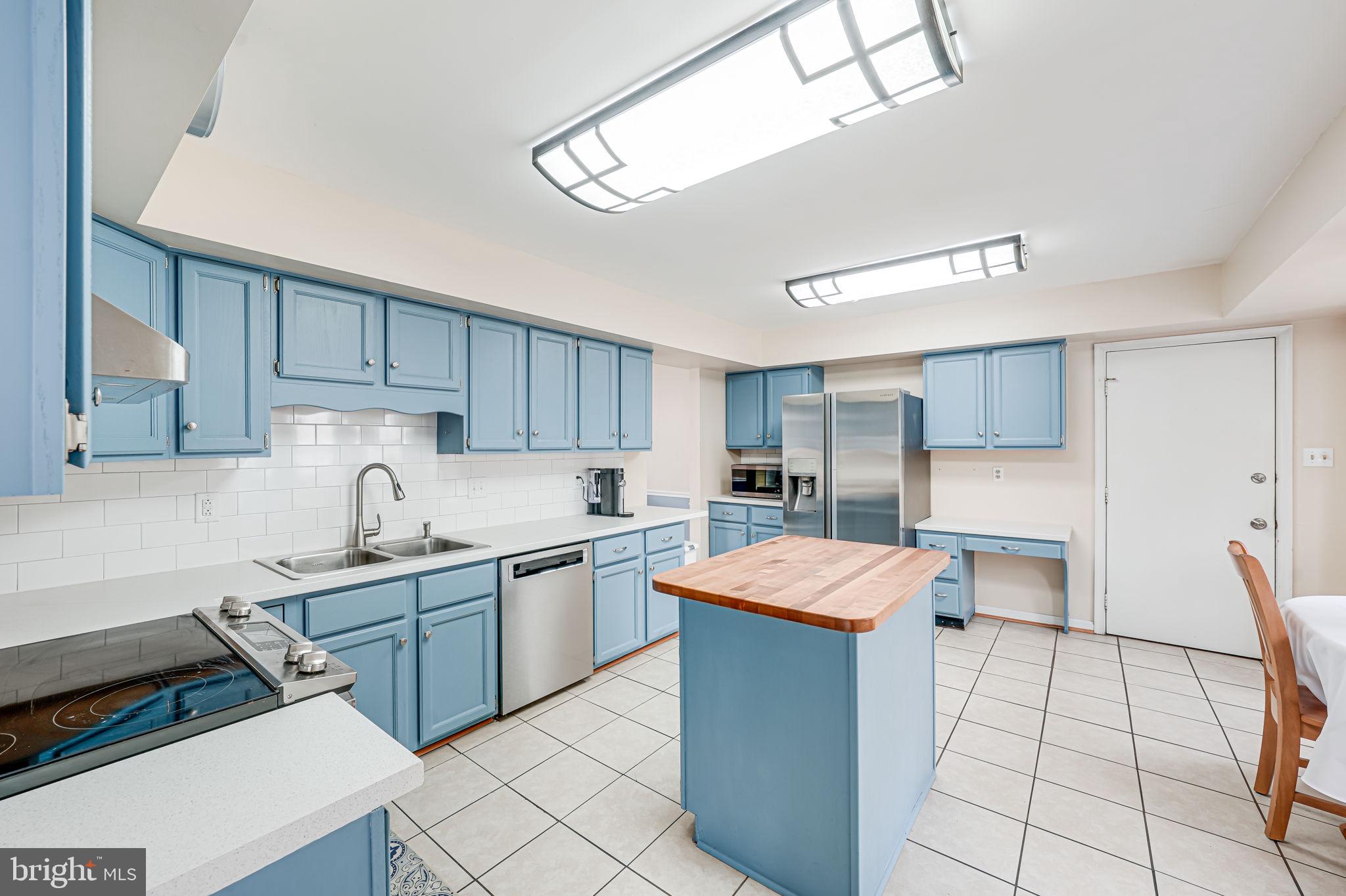 COUNTRY CLUB LAKE - Residential