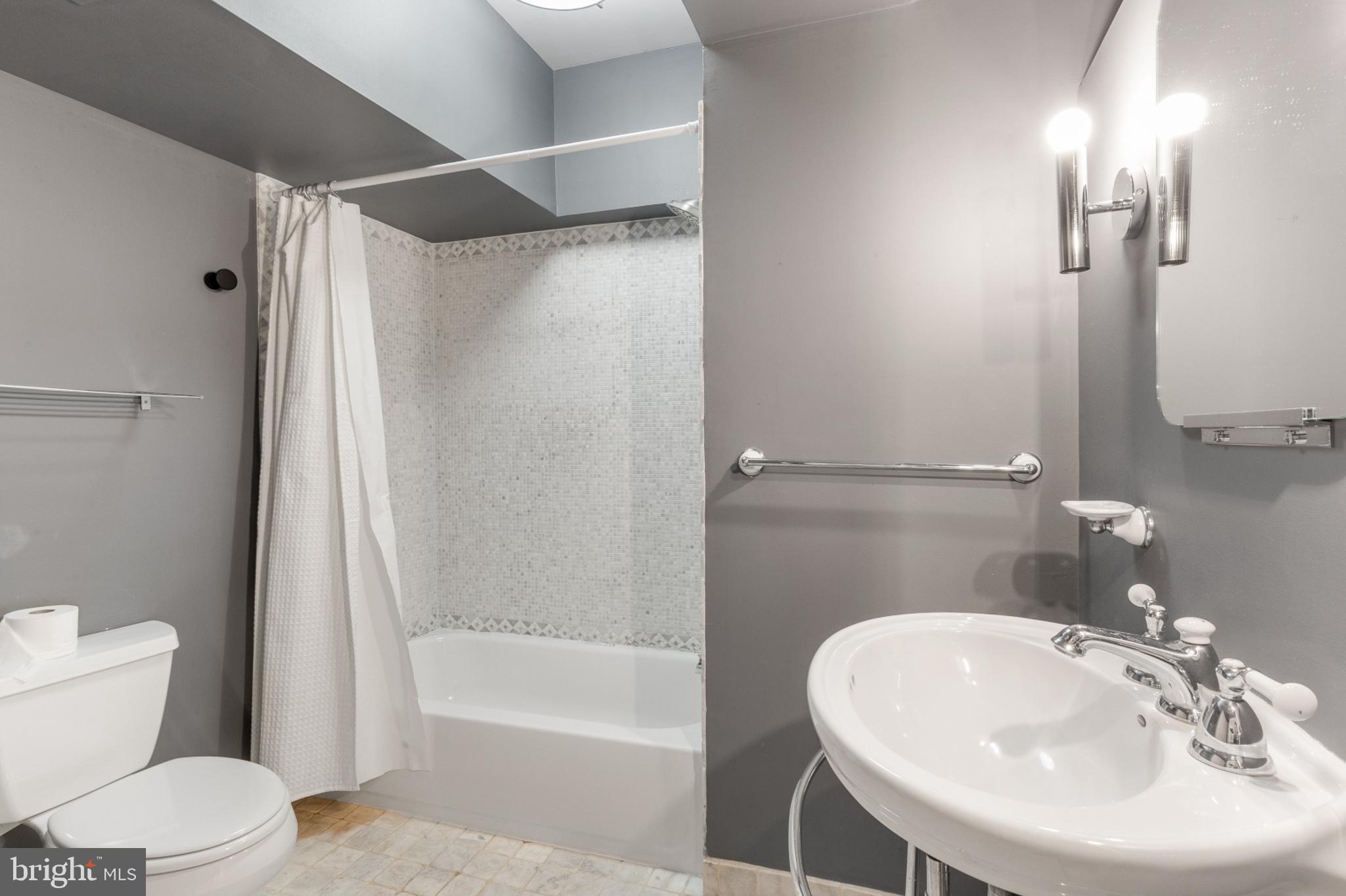 ART MUSEUM AREA - Residential Lease