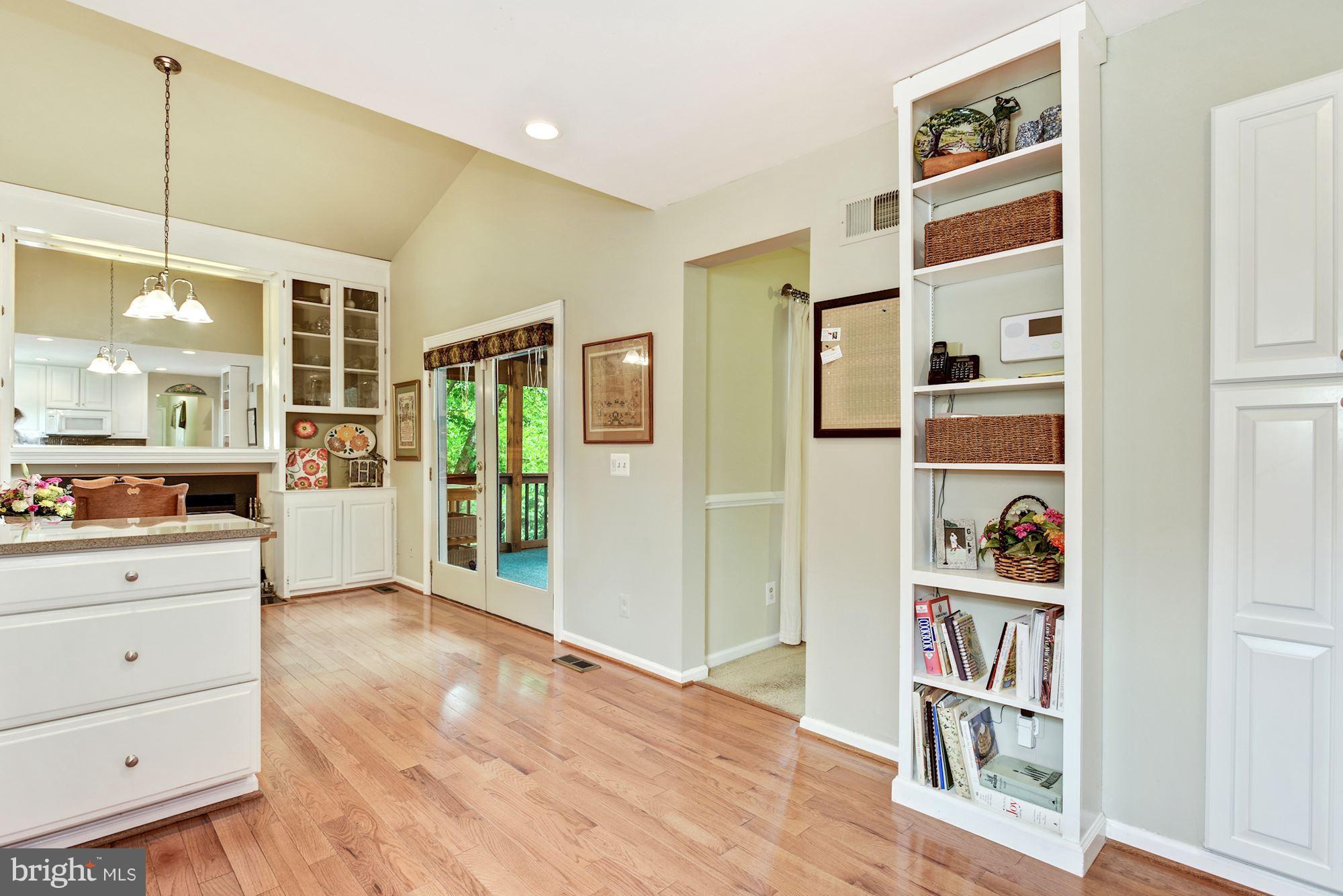 COUNTRY ROADS - Residential