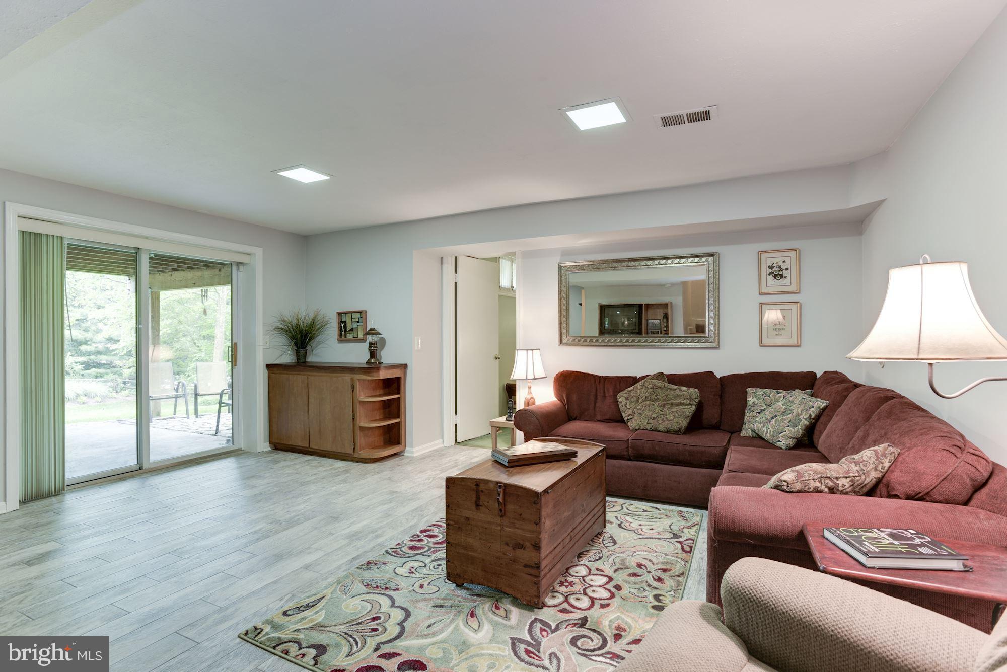 COUNTRY ROADS - Residential