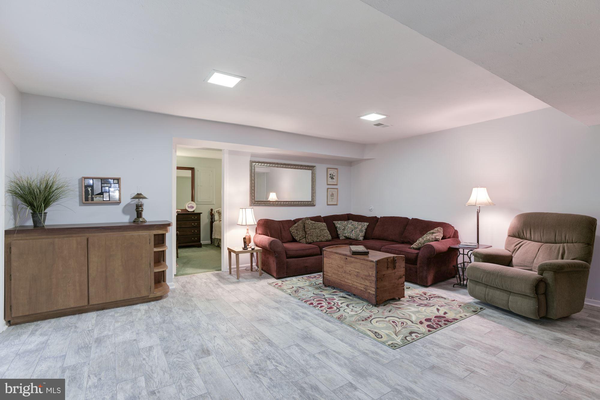 COUNTRY ROADS - Residential