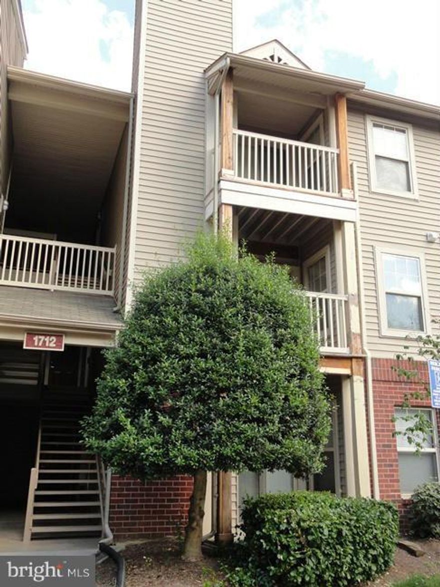 SIMPLY GORGEOUS!Sun-filled condo UPDATED unit has an open floor-plan. Maple kitchen cabinets, granite countertops, SS appliances, full sizeW/D in unit. Freshly painted. NEW FLOORS THROUGHOUT THE UNIT Wood burning fireplace.Balcony. Close to community center with gym and pool. Reston amenities, trails, and close to metro (Reston-Wiehle -1.7m).Walk to Reston town center!