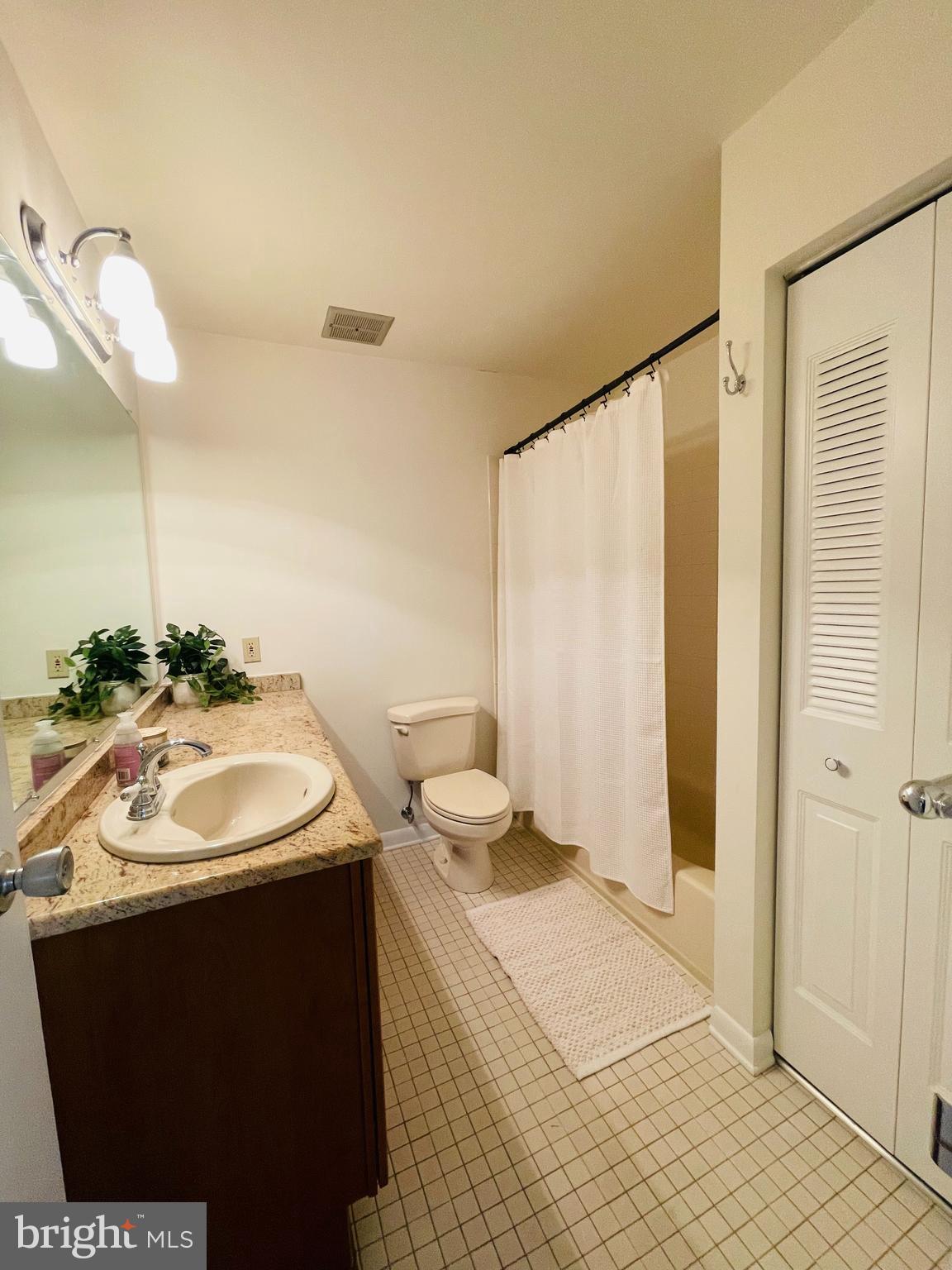 RIVA COMMONS - Residential Lease