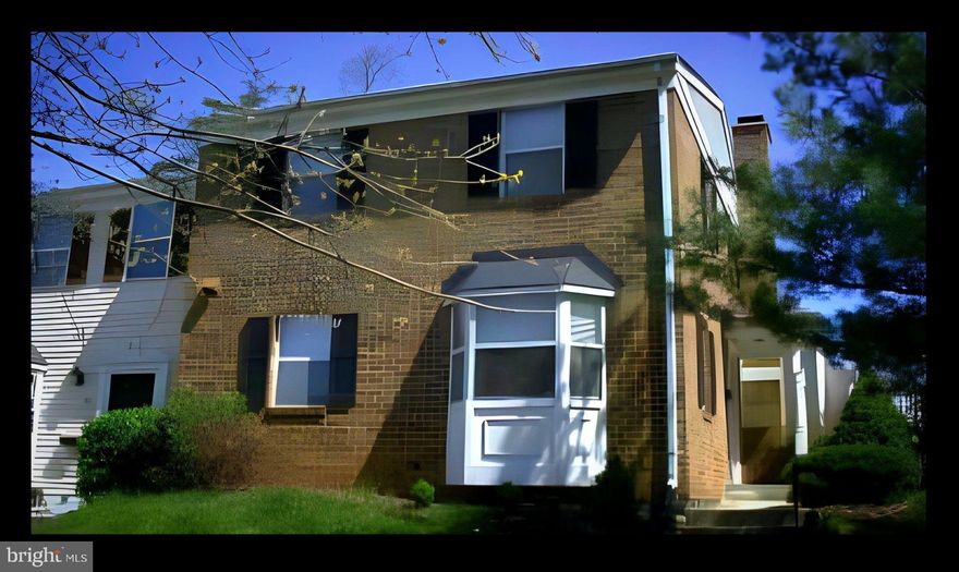 Nice home in a good community. End Unit,Fully Finished Walk Out Basement, Fenced Yard,  granite Counter Tops, Hardwood Floors. Fire Place on Main Level.