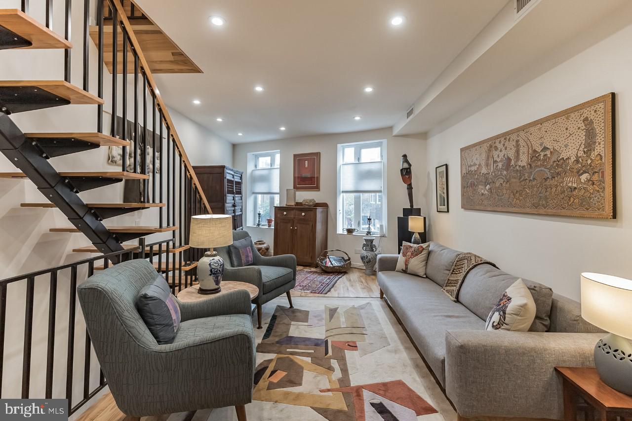 QUEEN VILLAGE - Residential Lease