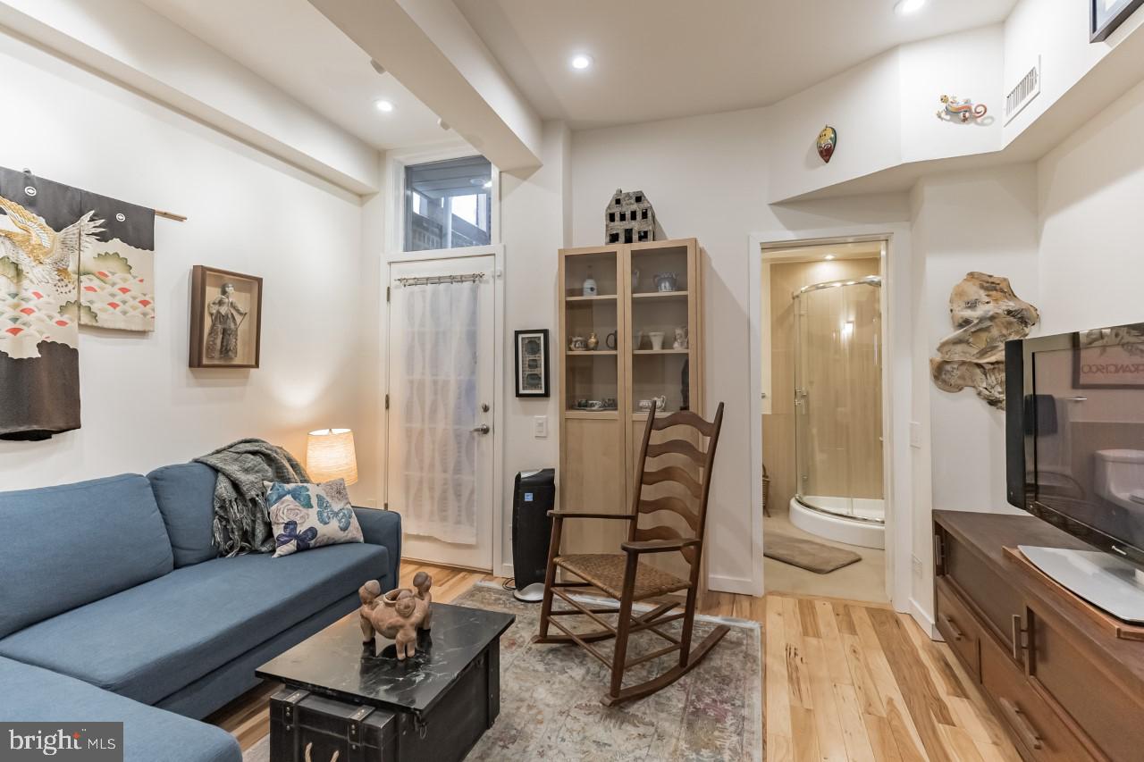 QUEEN VILLAGE - Residential Lease