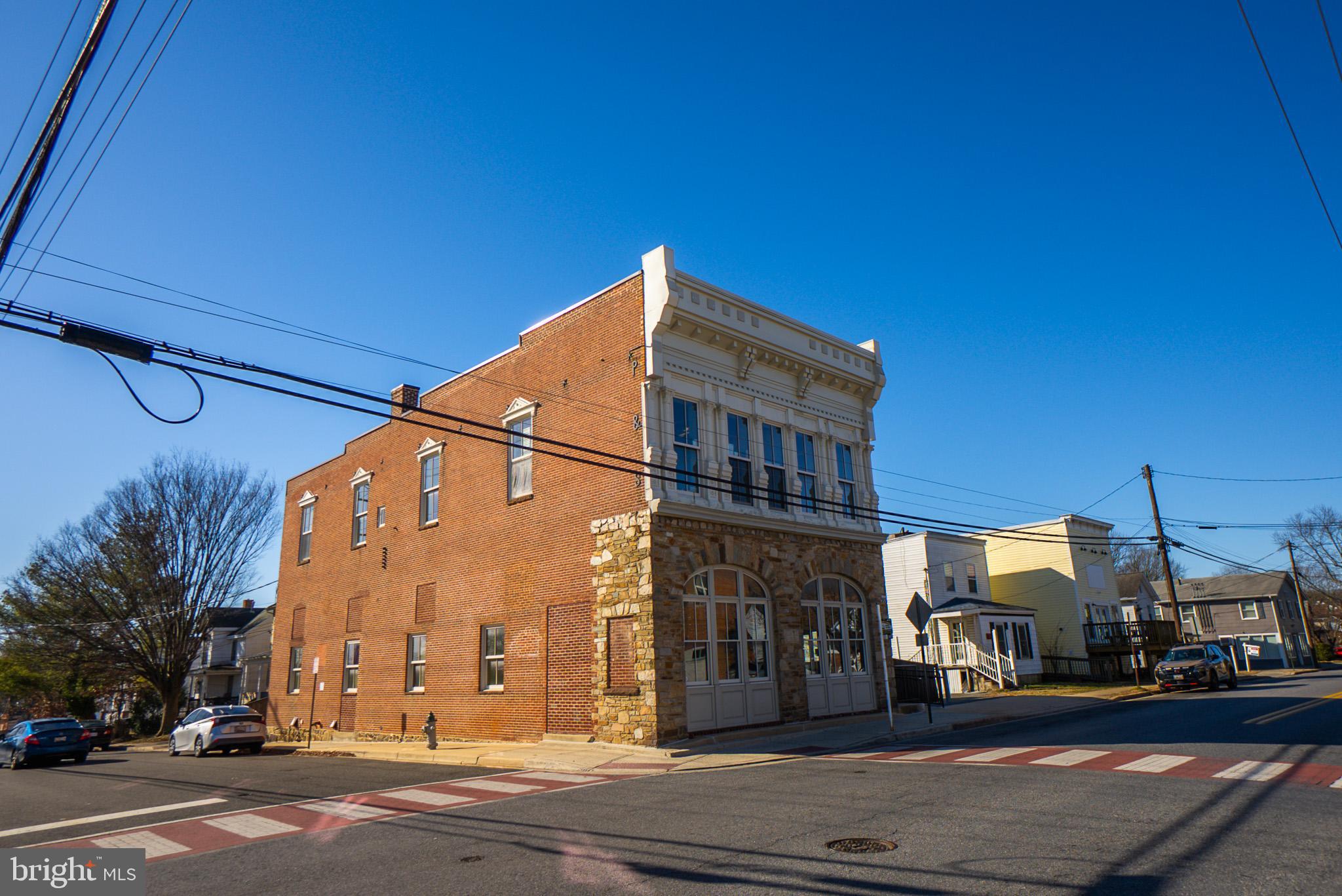 900 MONTGOMERY STREET
