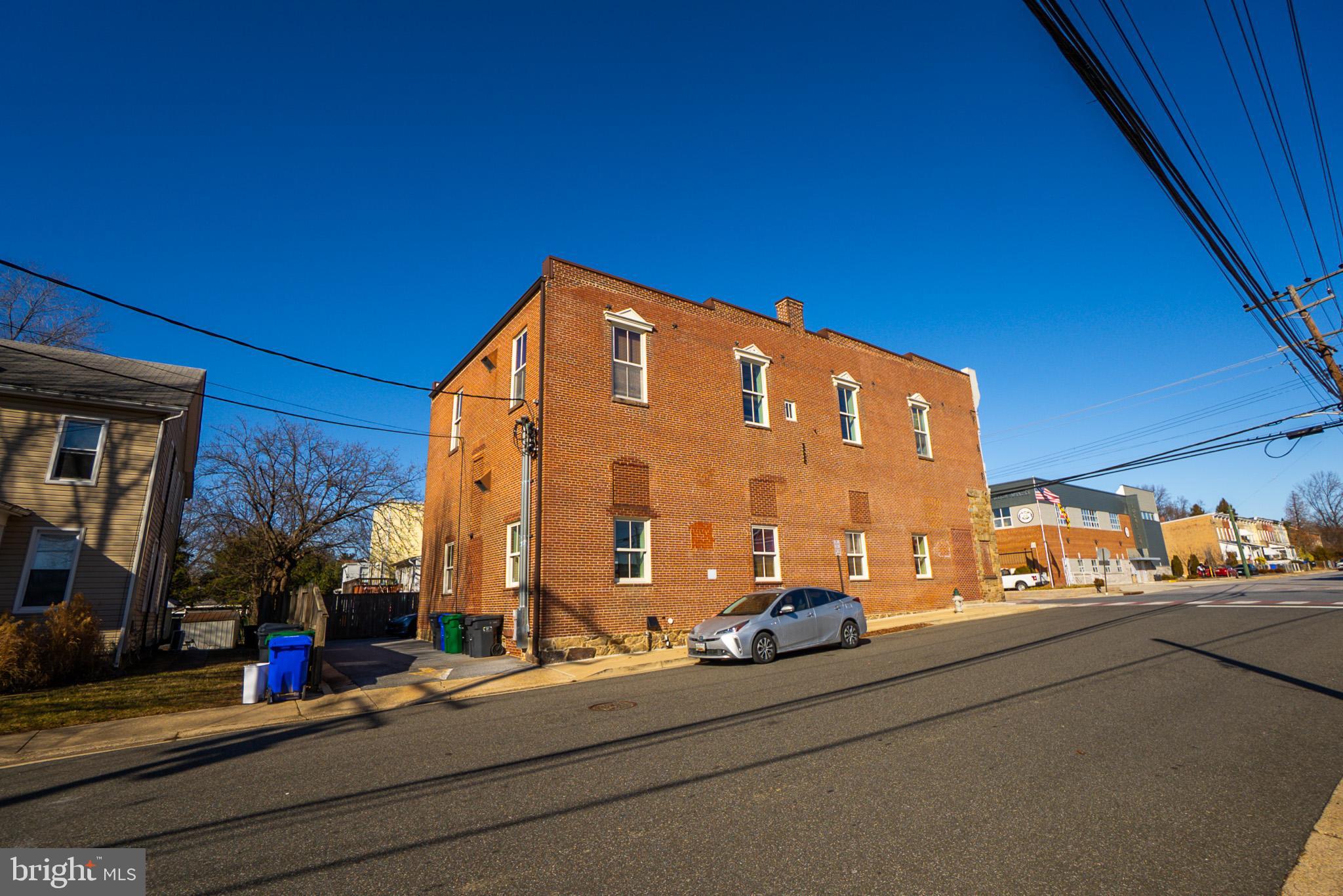 900 MONTGOMERY STREET