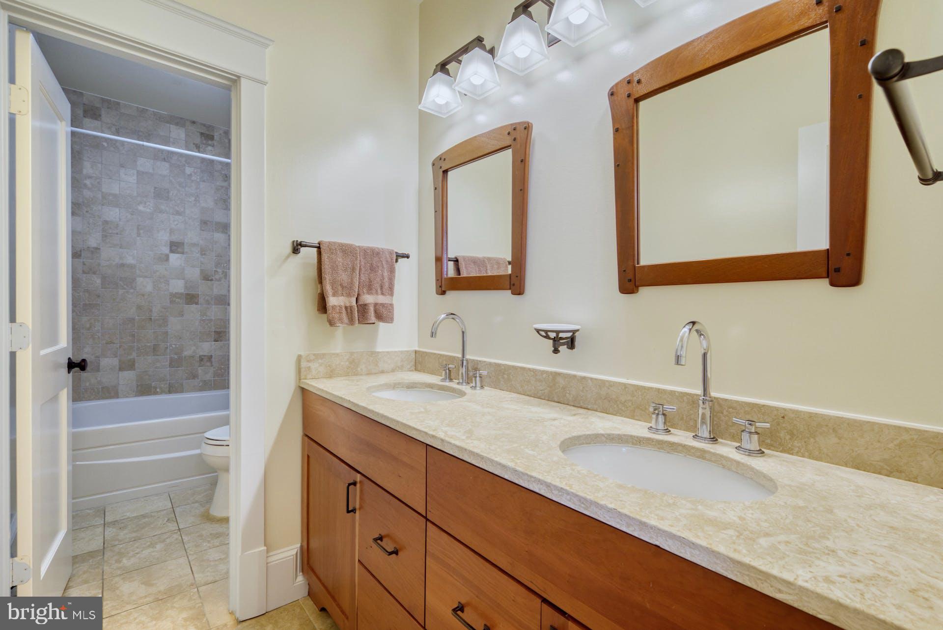 CLARENDON - Residential