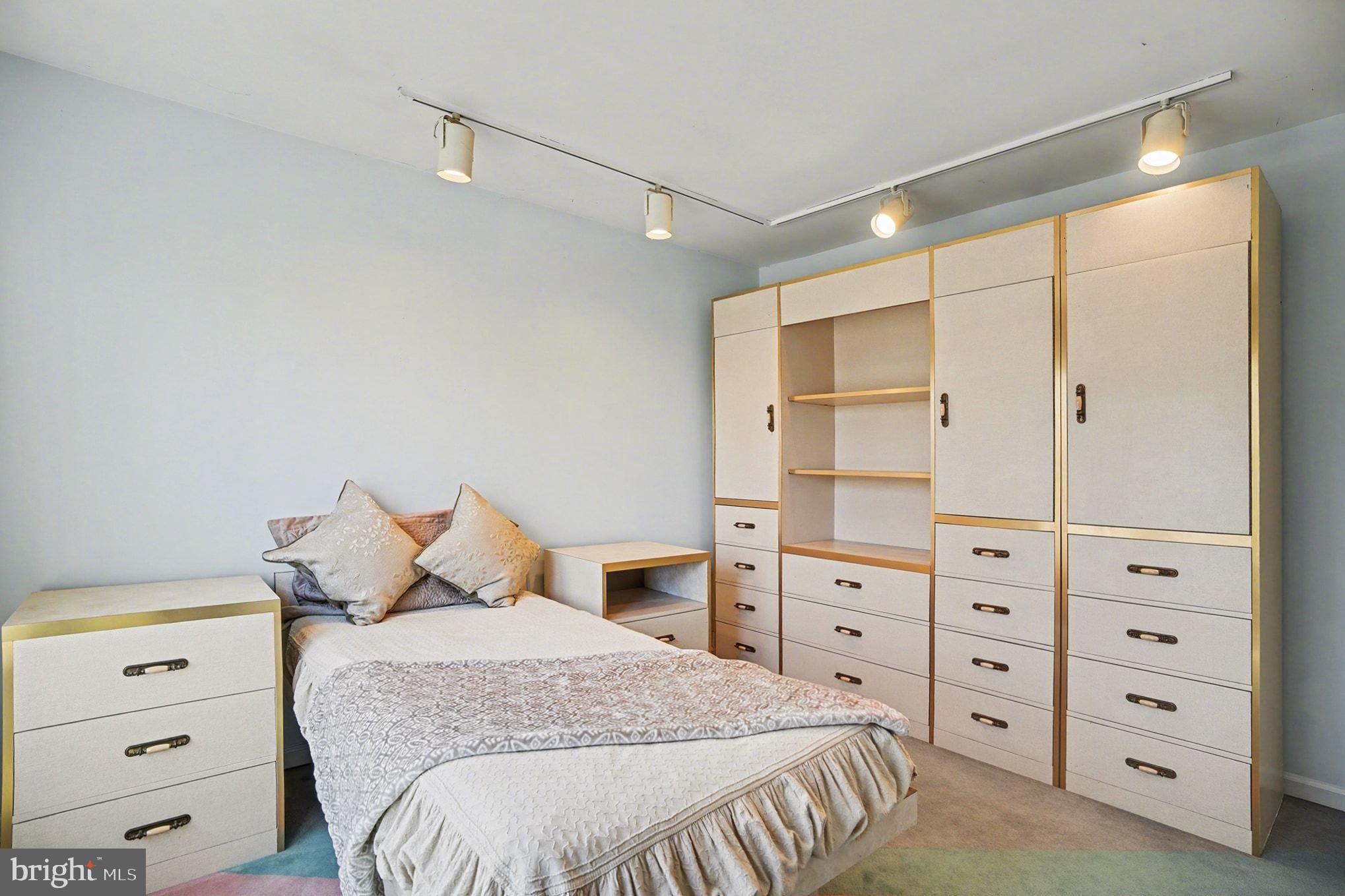 PINECREST - Residential