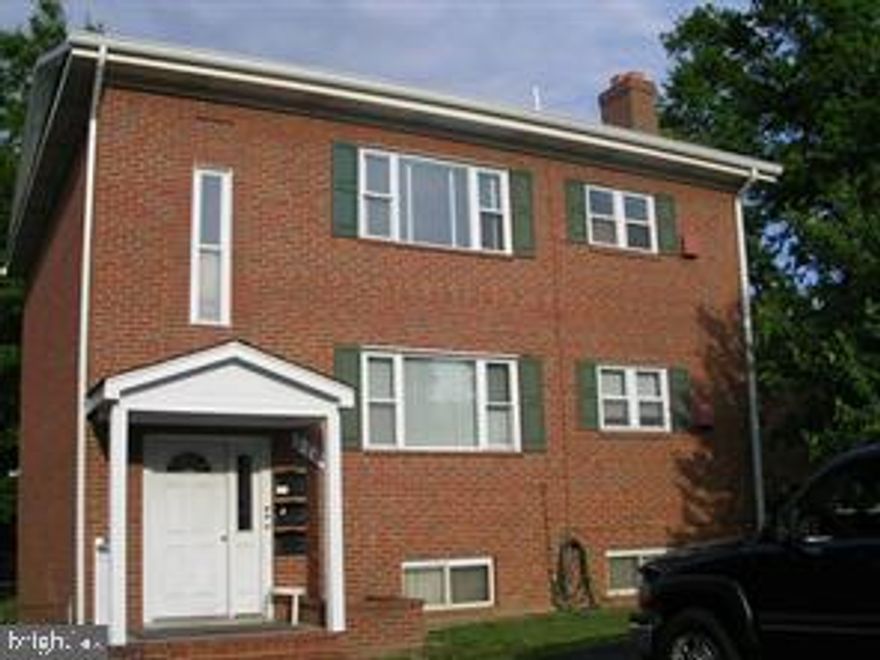 *********ALL STANDARD COVID PRECAUTIONS MUST BE TAKEN WHILE ON PREMISES************ GREAT INVESTMENT OPPORTUNITY IN CLARENDON * WALK TO METRO * ALL UNITS CURRENTLY LEASED * GREAT TENANTS * PARKING IN FRONT AND REAR OF BUILDING * COIN OP LAUNDRY IN LOWER LEVEL