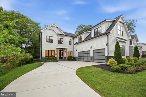 Photo of 701 Meadow Lane SW, VIENNA, VA 22180 (MLS # VAFX2313936)