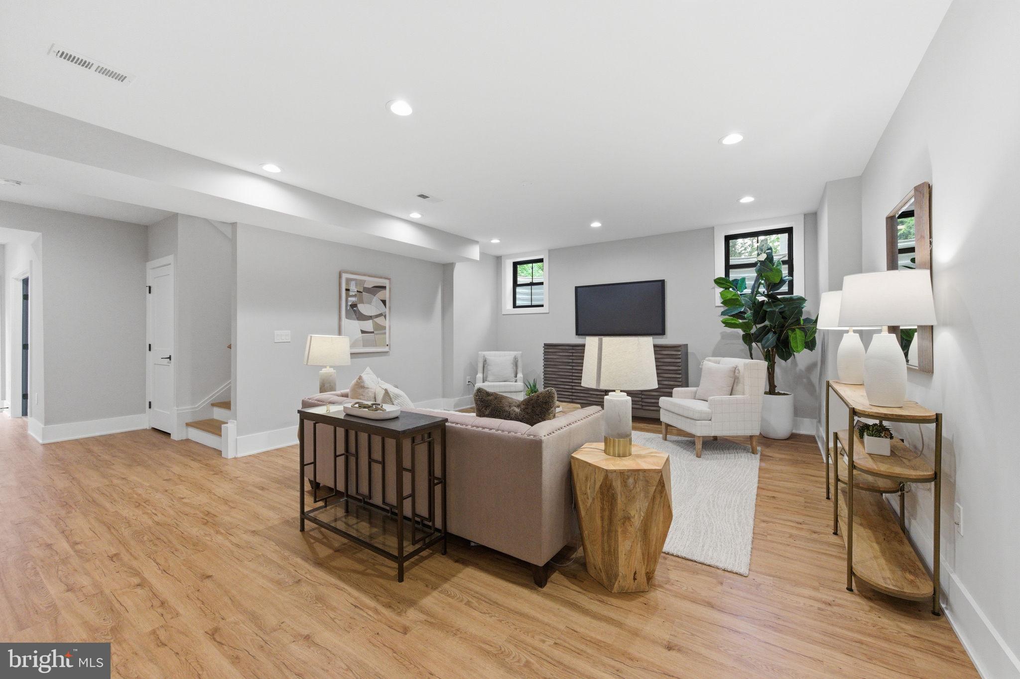 HAMPTONS OF MCLEAN - Residential