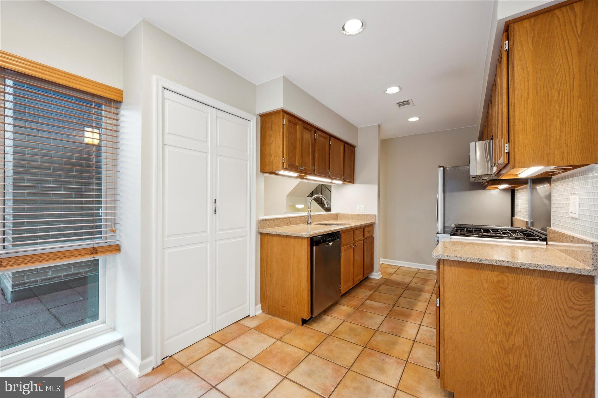 LOGAN SQUARE - Residential Lease