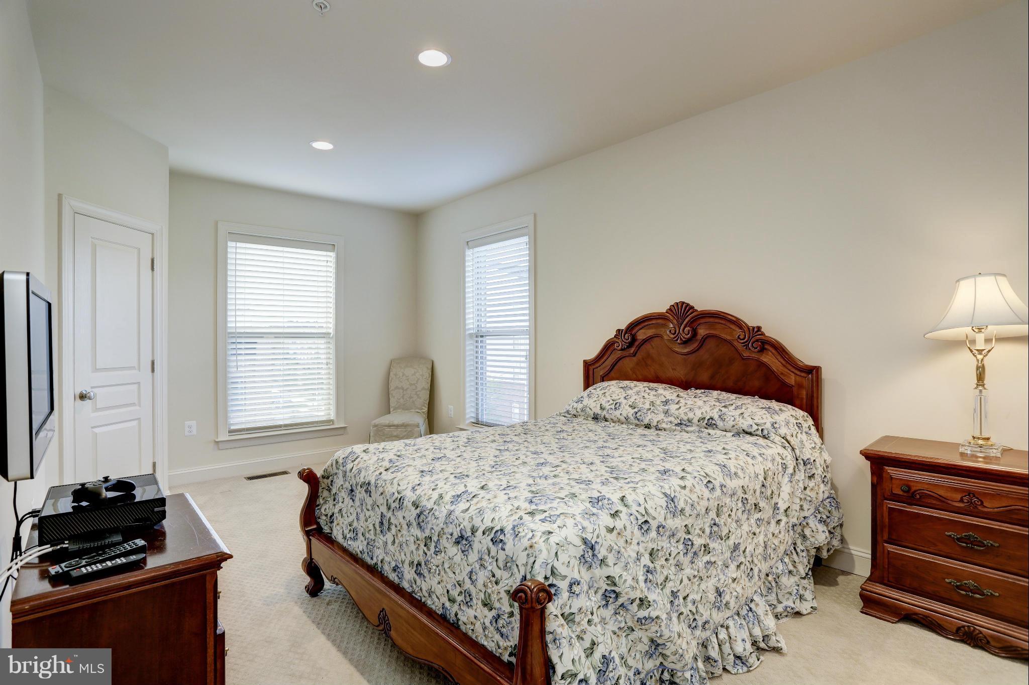 LANSDOWNE TOWN CENTER CONDOS - Residential