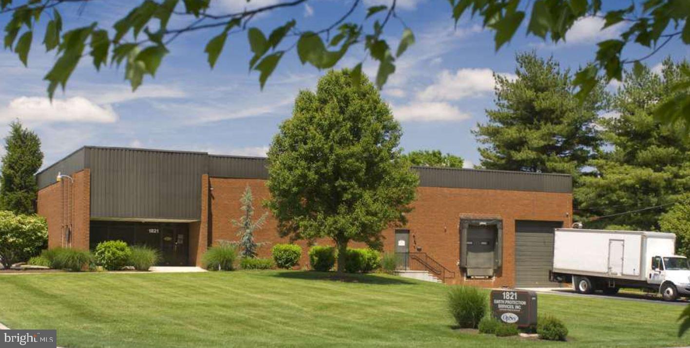 This property offers versatile layout options, multiple dock and grade level doors, one internal drive in, ample parking, high-visibility signage opportunities, and convenient access to major roadways. The well-maintained exterior and customizable floor plans make it the perfect canvas for your business vision.