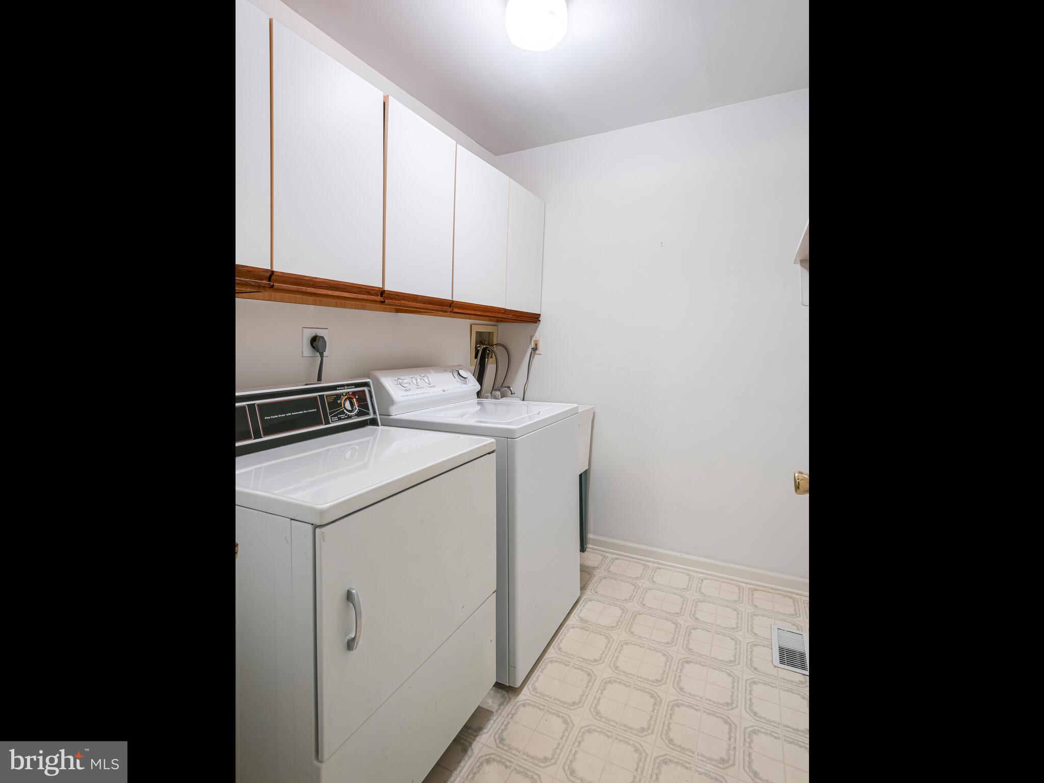 TWIN HILLS - Residential Lease