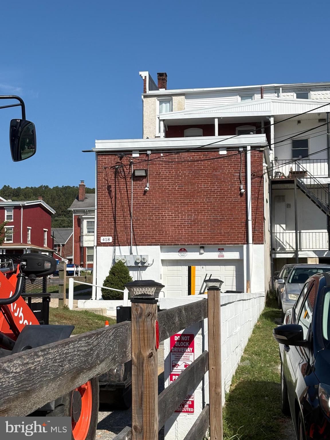 Main image without alt text