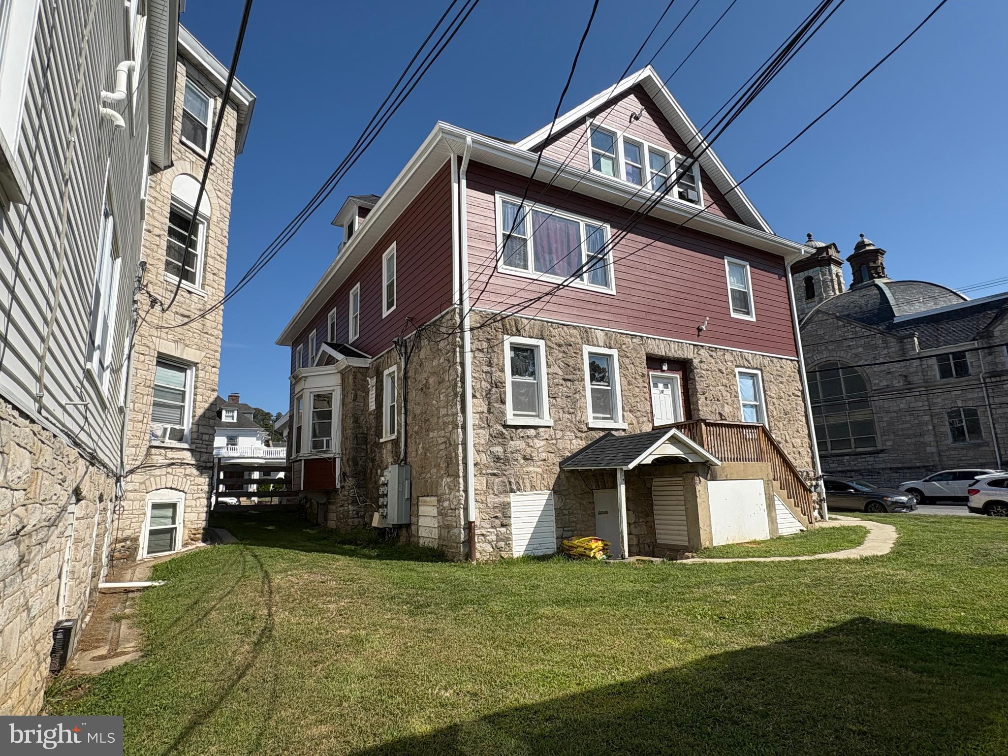 Main image without alt text