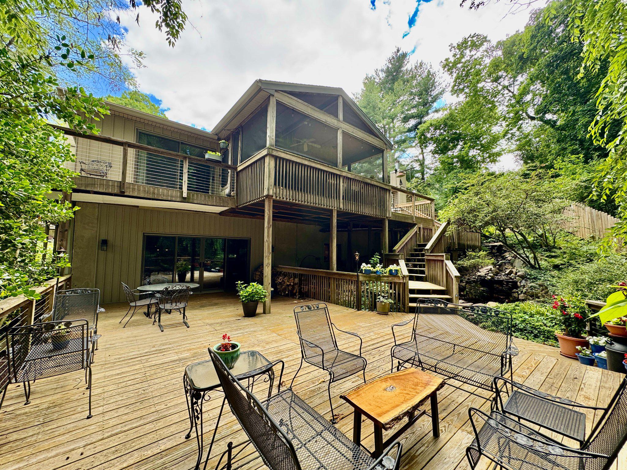 Perched above the Delaware Canal at the end of a quiet cul-de-sac, 24 – image 70
