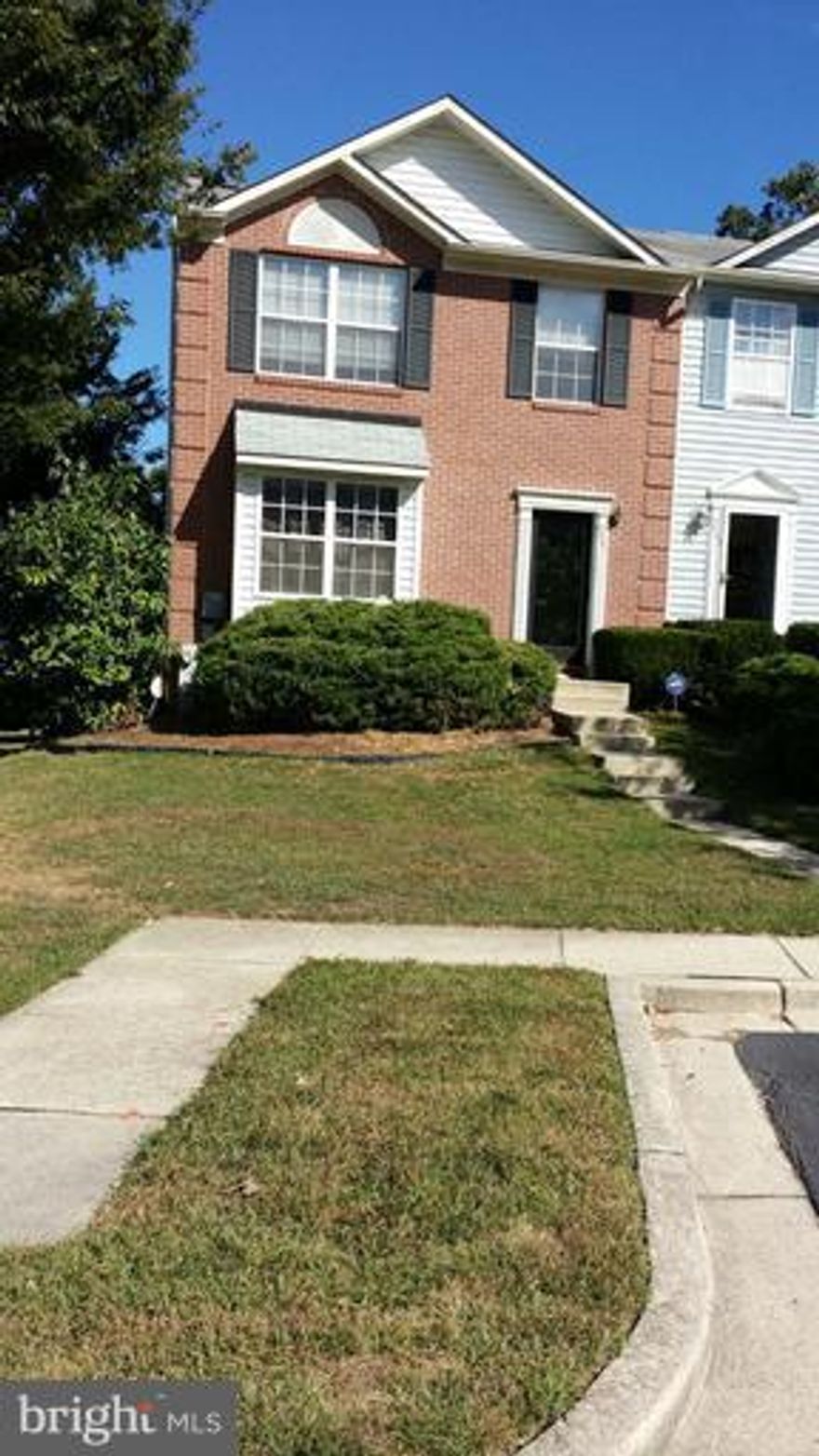 ... BEAUTIFUL END UNIT TOWNHOUSE WITH A WALKOUT BASEMENT ... FIREPLACE ...LARGE 16 X 22 FOOT REAR DACK ... 2 FULL BATHS AND 2 HALF BATHS ... 2 ASSIGNED PARKING SPACES ... AVAILABLE MARCH 1 ...