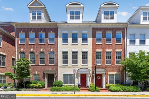 Photo of 307 Upton Ct N, ARLINGTON, VA 22203 (MLS # VAAR2074402)