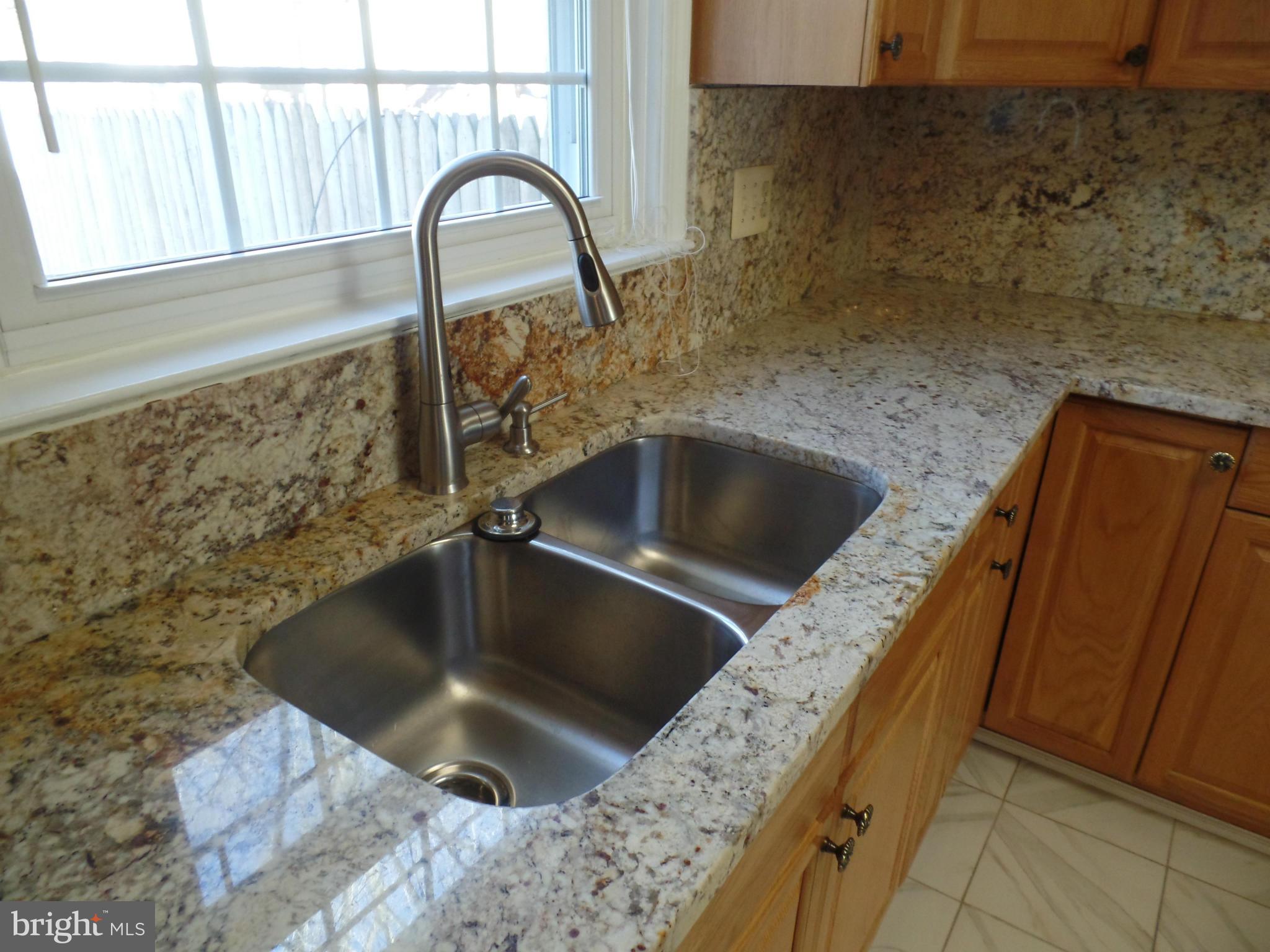 LONDON TOWNE - Residential Lease