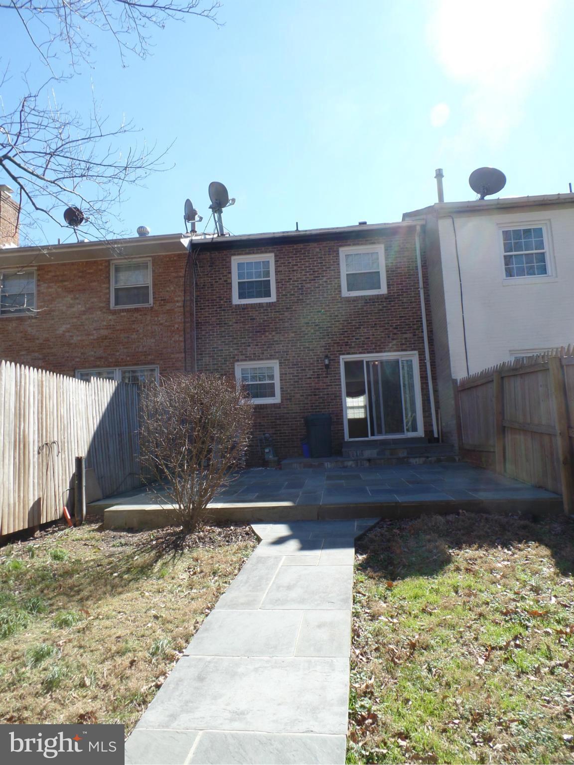 LONDON TOWNE - Residential Lease