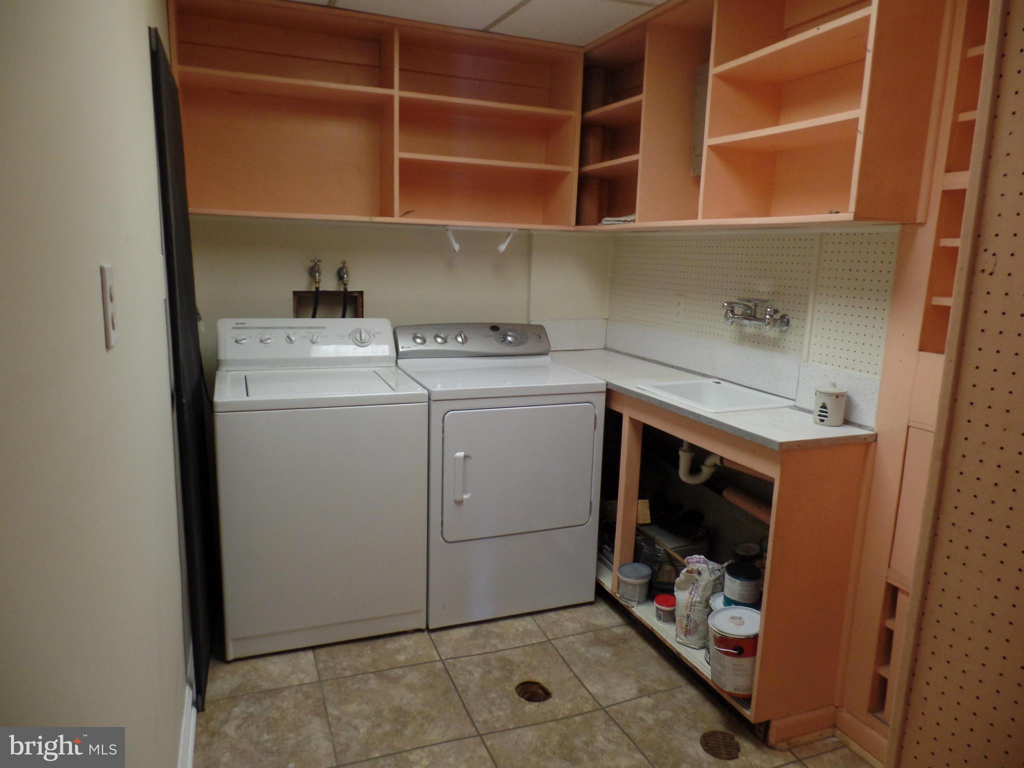 LONDON TOWNE - Residential Lease