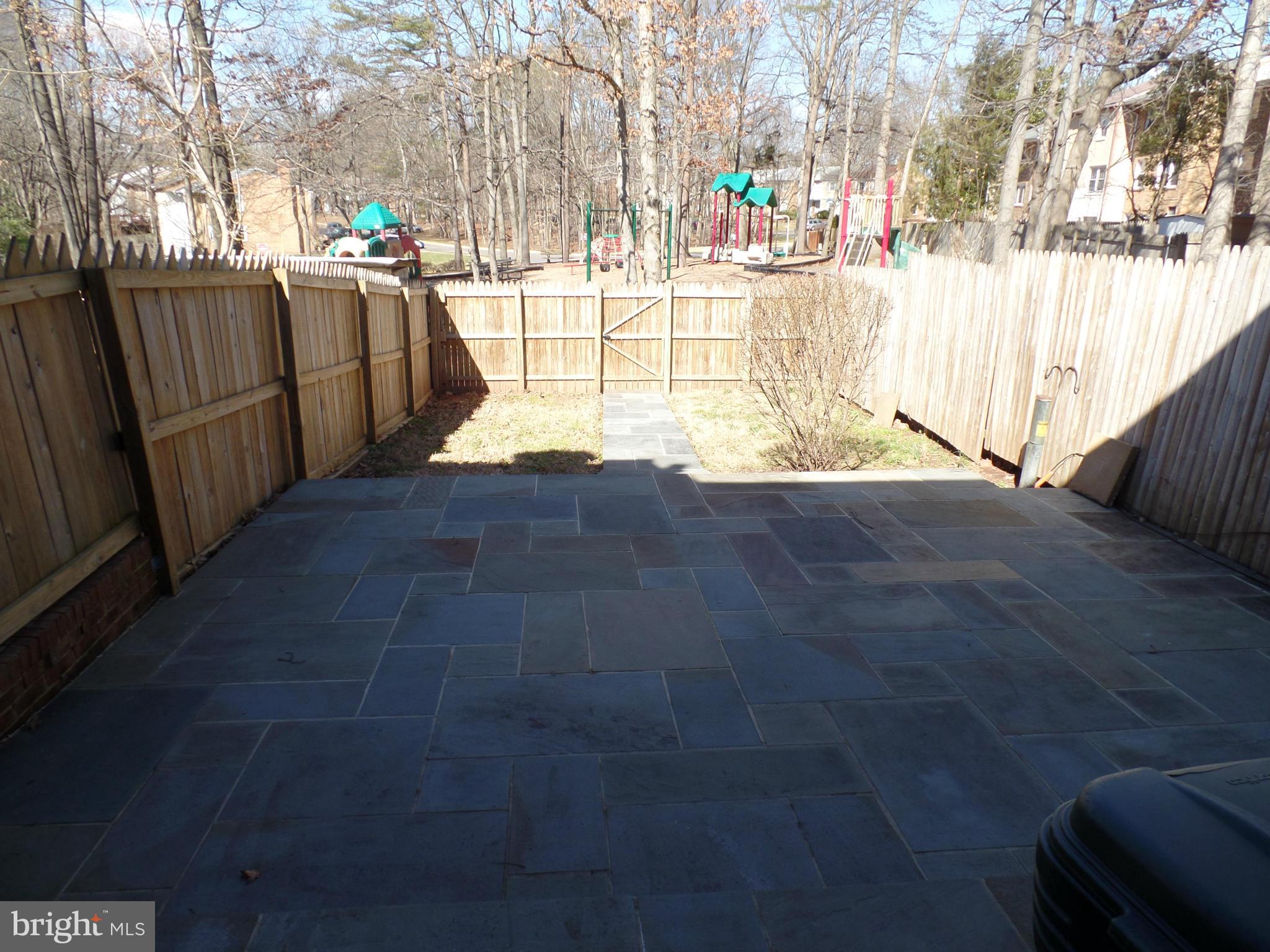 LONDON TOWNE - Residential Lease